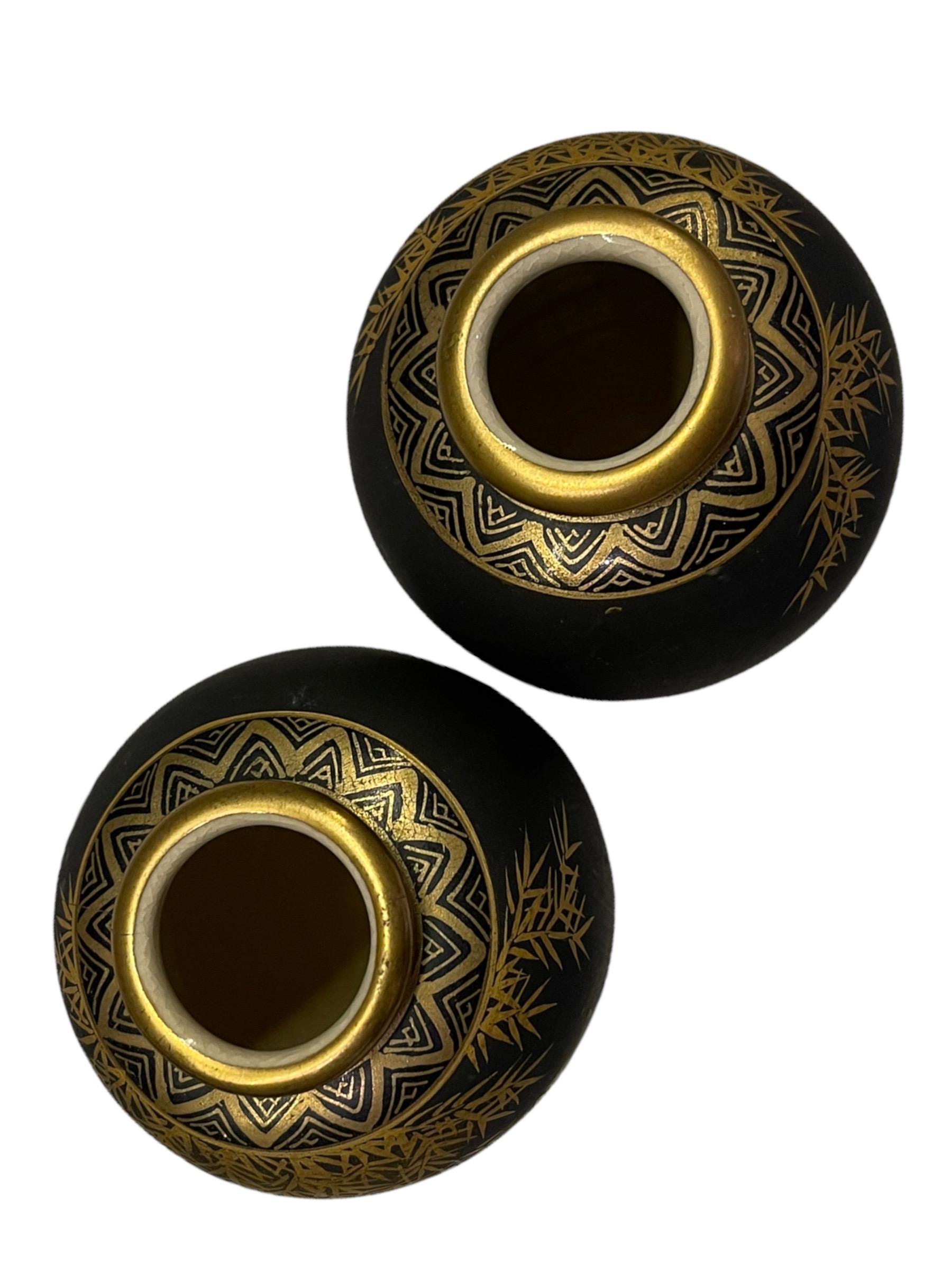Early 20th Century Pair of Small Japanese Kutani Porcelain Damascene Vases In Fair Condition For Sale In North Miami, FL