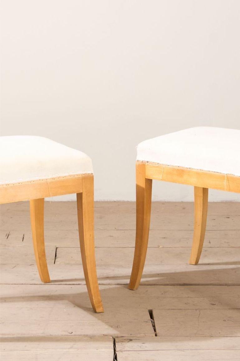 Voici une belle paire de tabourets Biedermeier suédois en bouleau satiné. Son design est d'une élégance sans faille et s'adapte à de nombreux intérieurs. L'état des deux tabourets est très bon, avec des marques mineures liées à l'âge sur le cadre