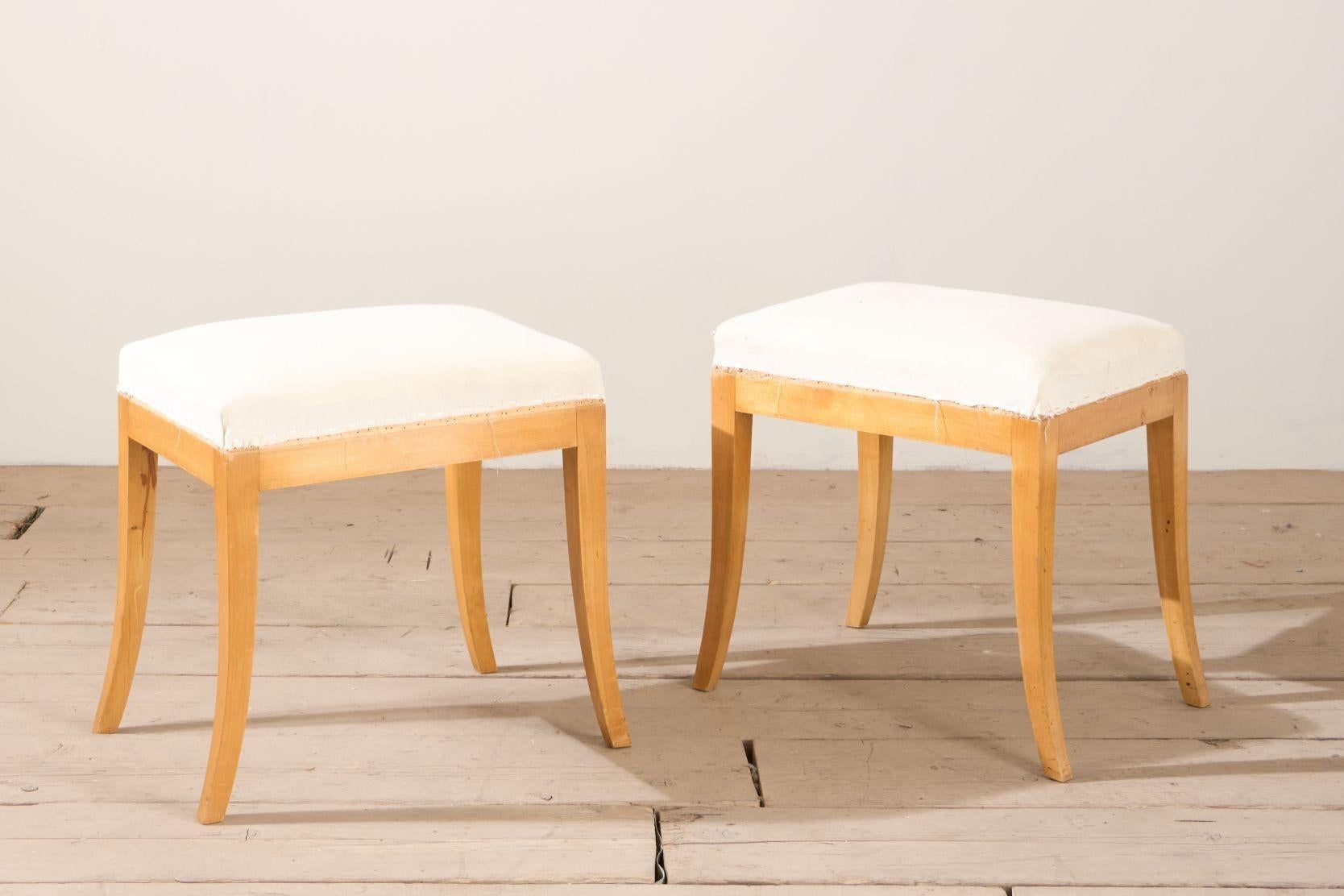 Paire de tabourets suédois en bouleau satiné du début du 20e siècle Excellent état - En vente à Malton, GB