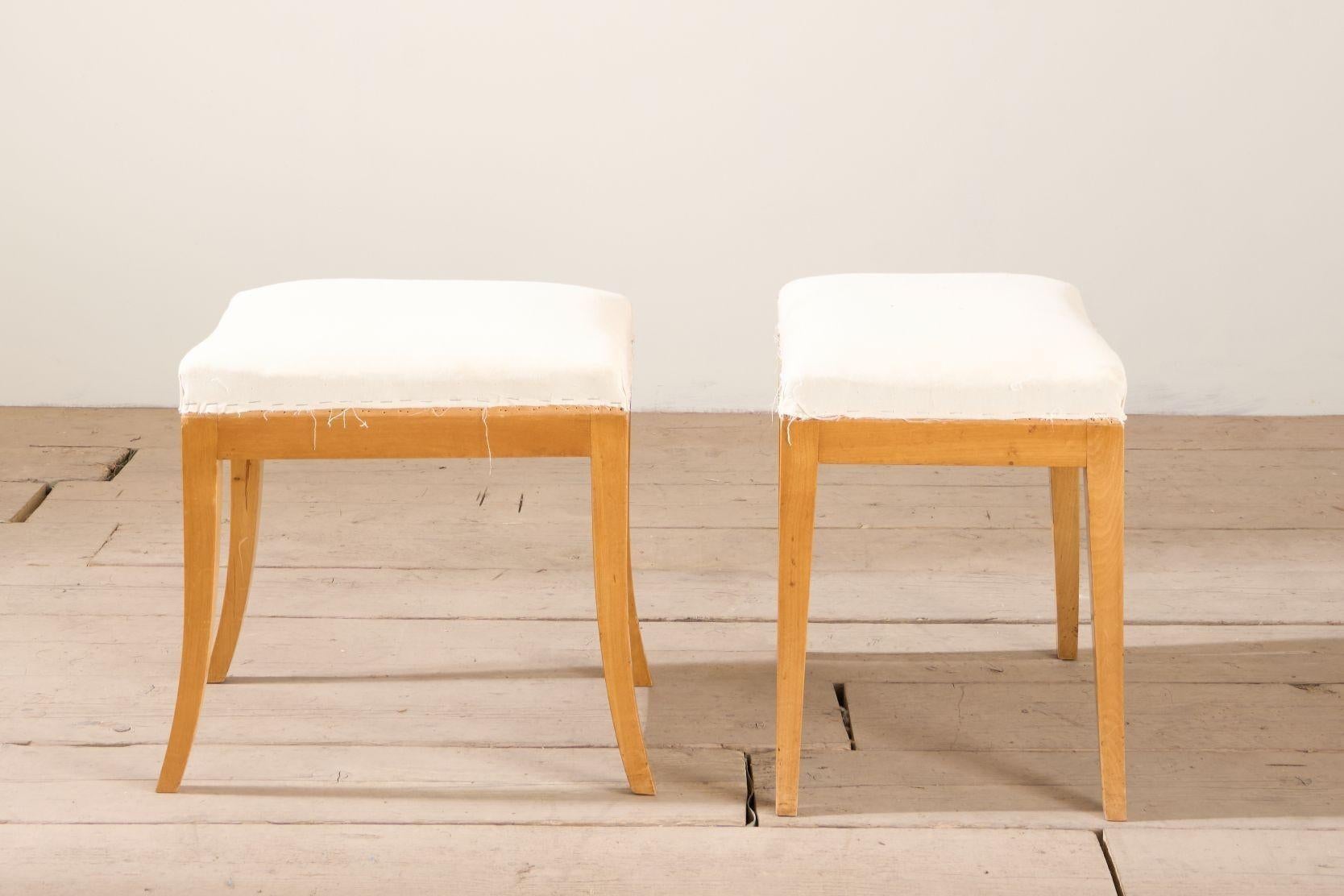 20ième siècle Paire de tabourets suédois en bouleau satiné du début du 20e siècle en vente