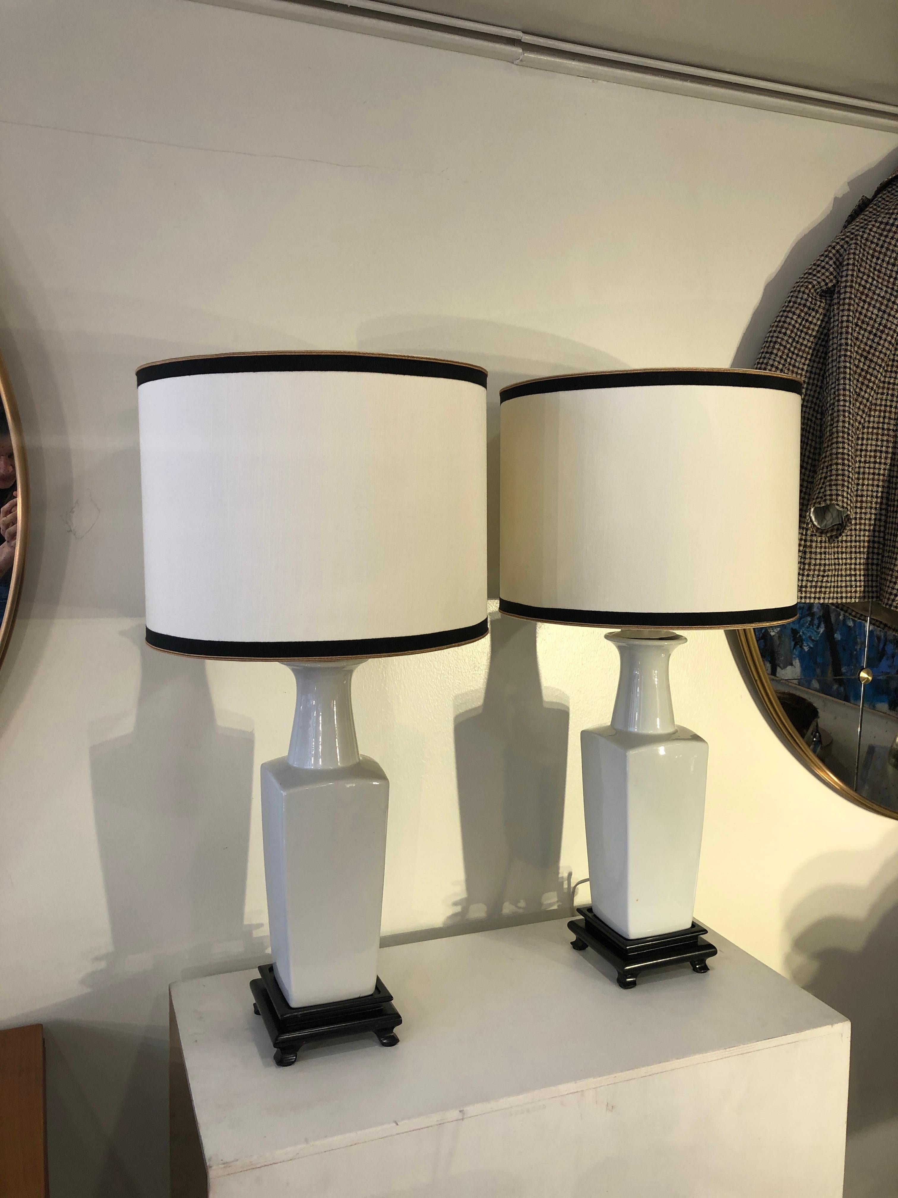 Early 20th century. Pair of white ceramic table lamps , chinoiserie style.
Pair of white chinoiserie ceramic table lamps with wooden Black base.
A video of these lamps is available upon request.
We have add new lampshade, which are customizable