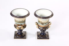 Paire de vases en forme d'urne en porcelaine du début du XXe siècle