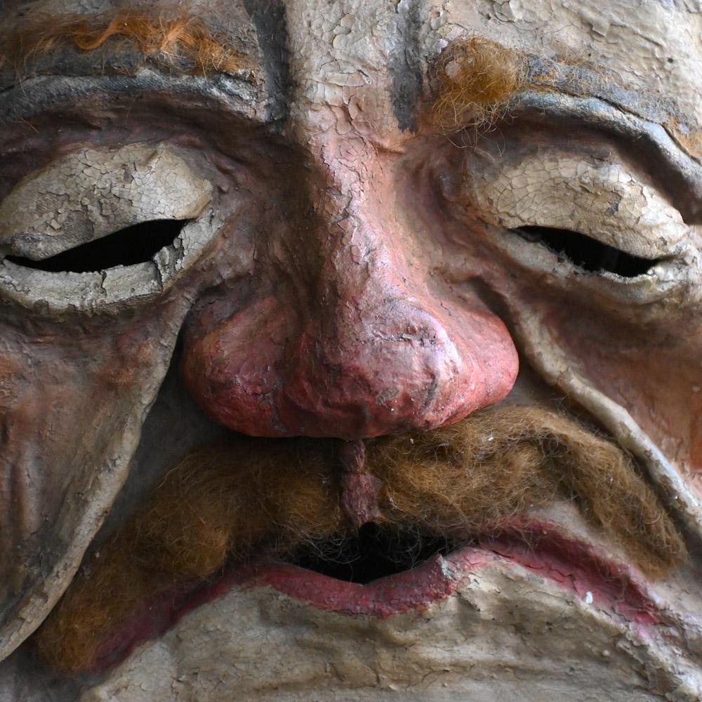 Masque de carnaval en papier mâché d'un soldat allemand du début du 20e siècle
 
Un exemple précoce de masque de carnaval français en forme de soldat allemand. Les détails sont réalisés à la main, y compris la surface peinte et la moustache en
