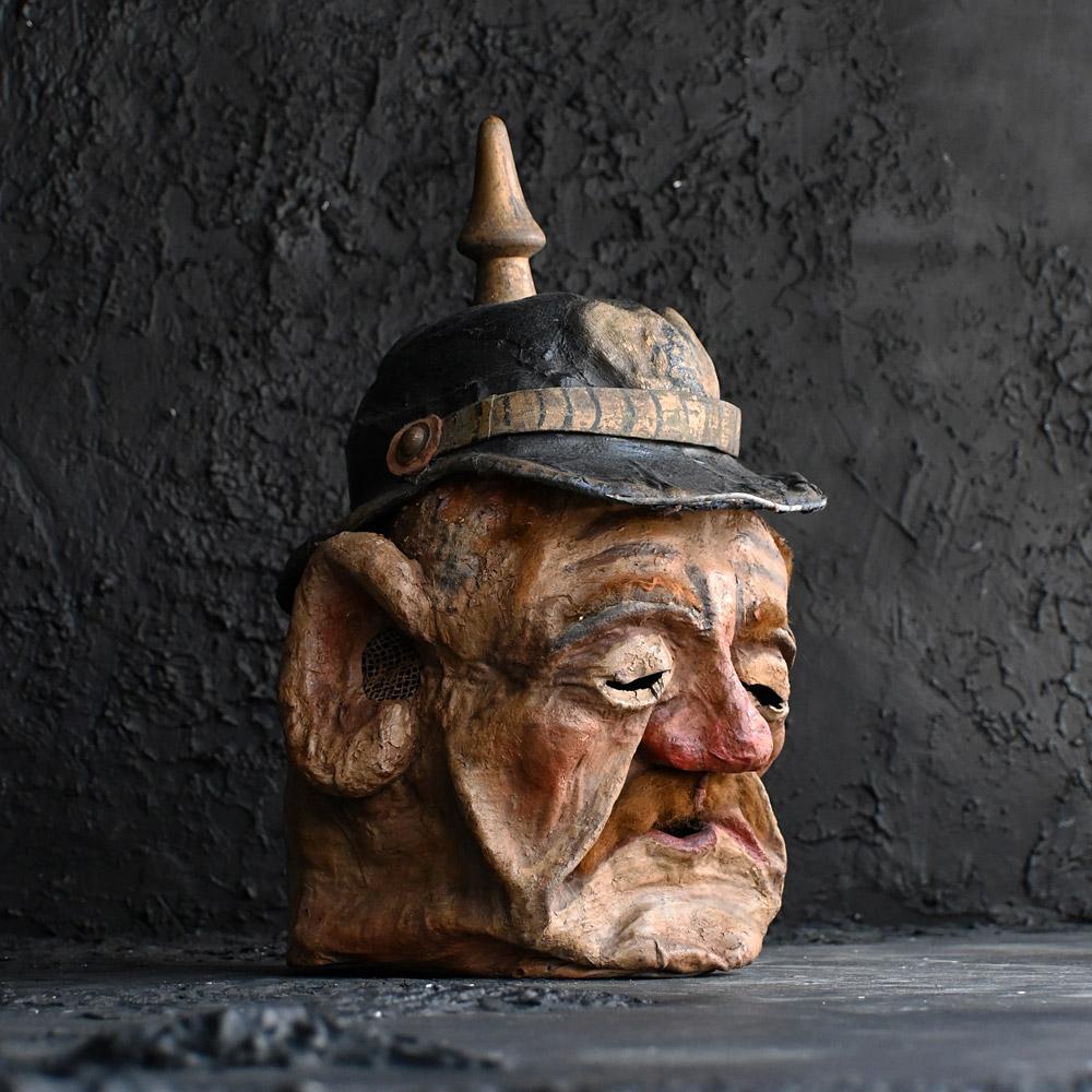 Fait main Masque de carnaval en papier mâché d'un soldat allemand du début du 20e siècle en vente