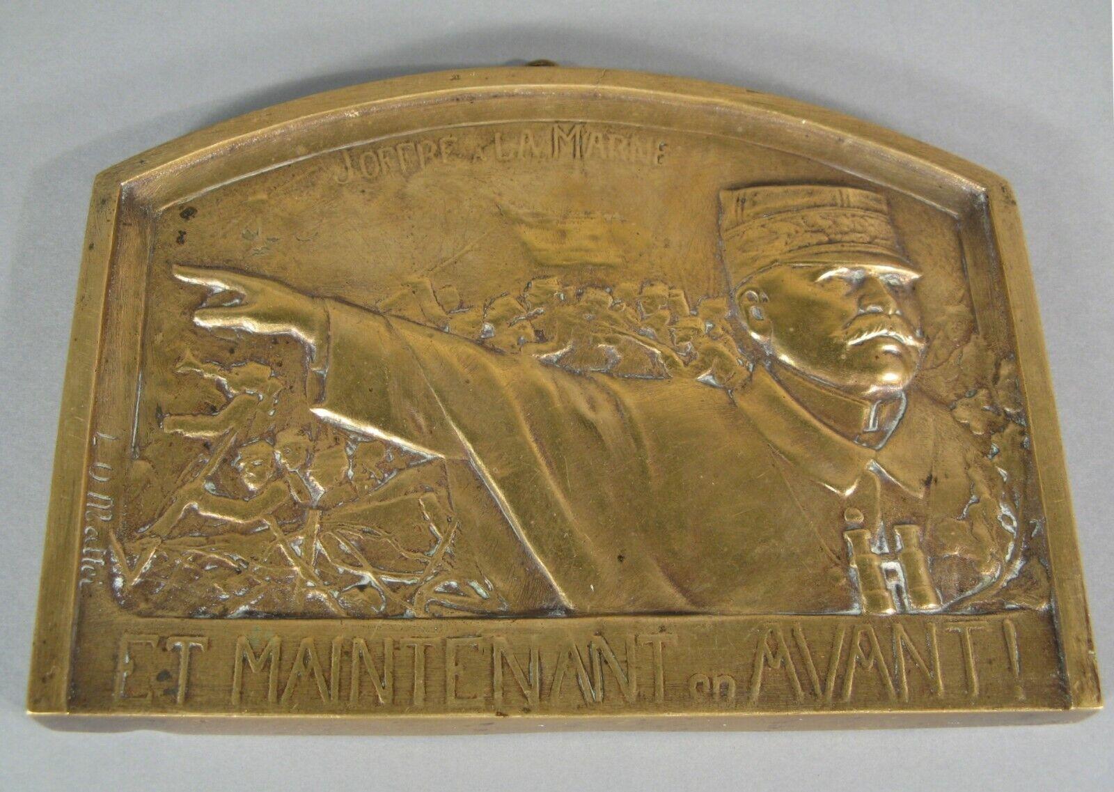 Ce bas-relief en bronze patiné intitulé 