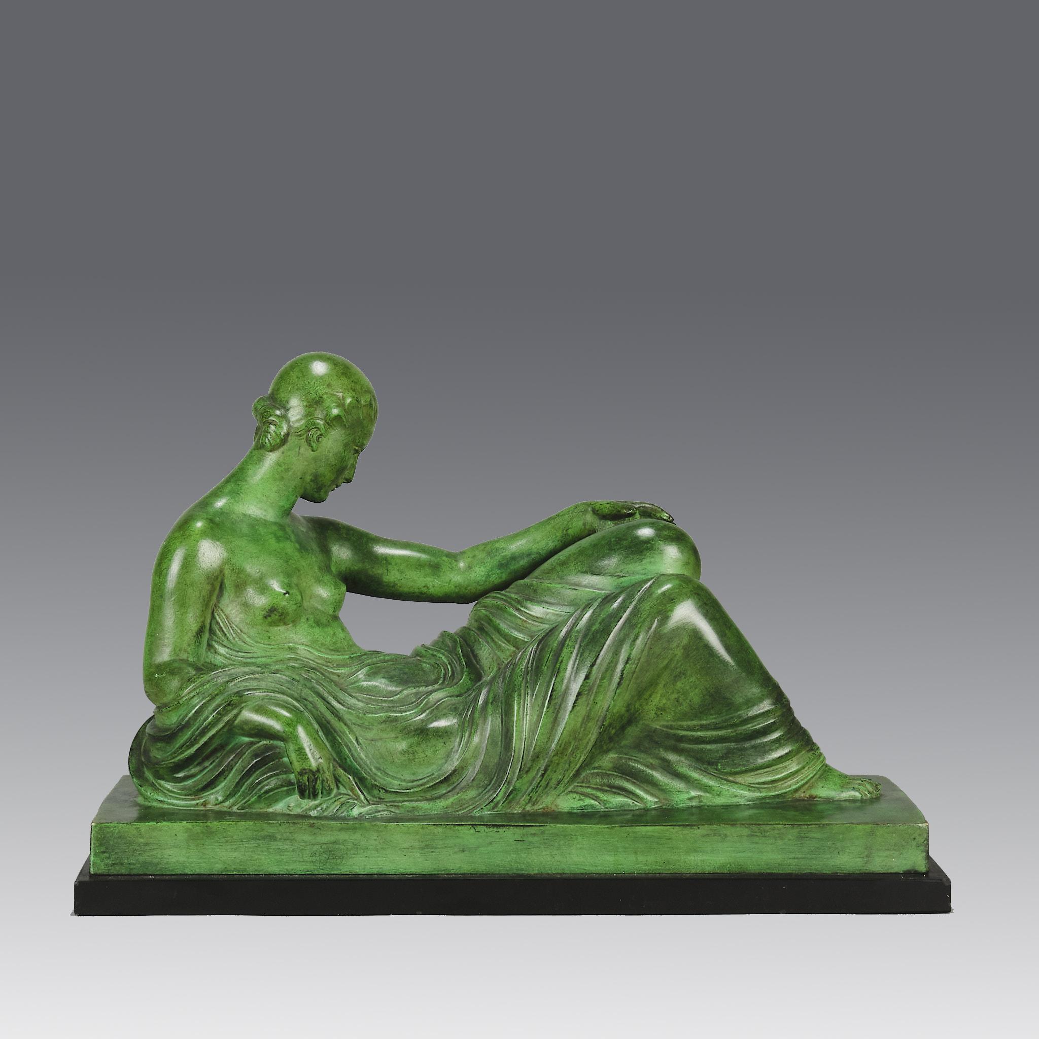 Eine attraktive Bronzefigur aus dem frühen 20. Jahrhundert im französischen Art Déco-Stil, die eine ruhende Schönheit darstellt, die auf einem Tagesbett liegt und ein zartes Tuch über sich drapiert hat. Die Bronze weist eine attraktive tiefgrüne