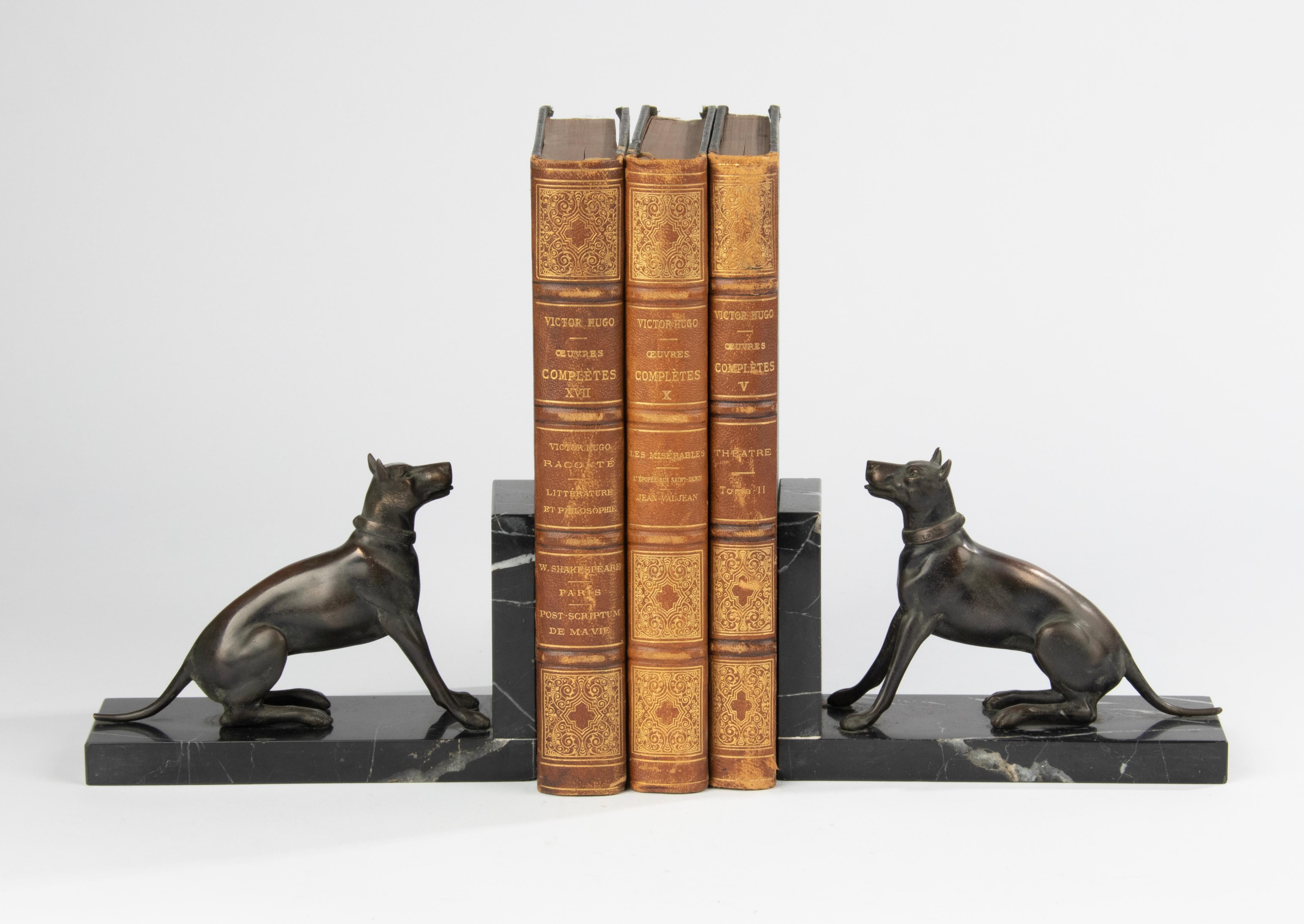 Early 20th Century Patinated Spelter and Marble Bookends with Danish Dogs In Good Condition For Sale In Casteren, Noord-Brabant