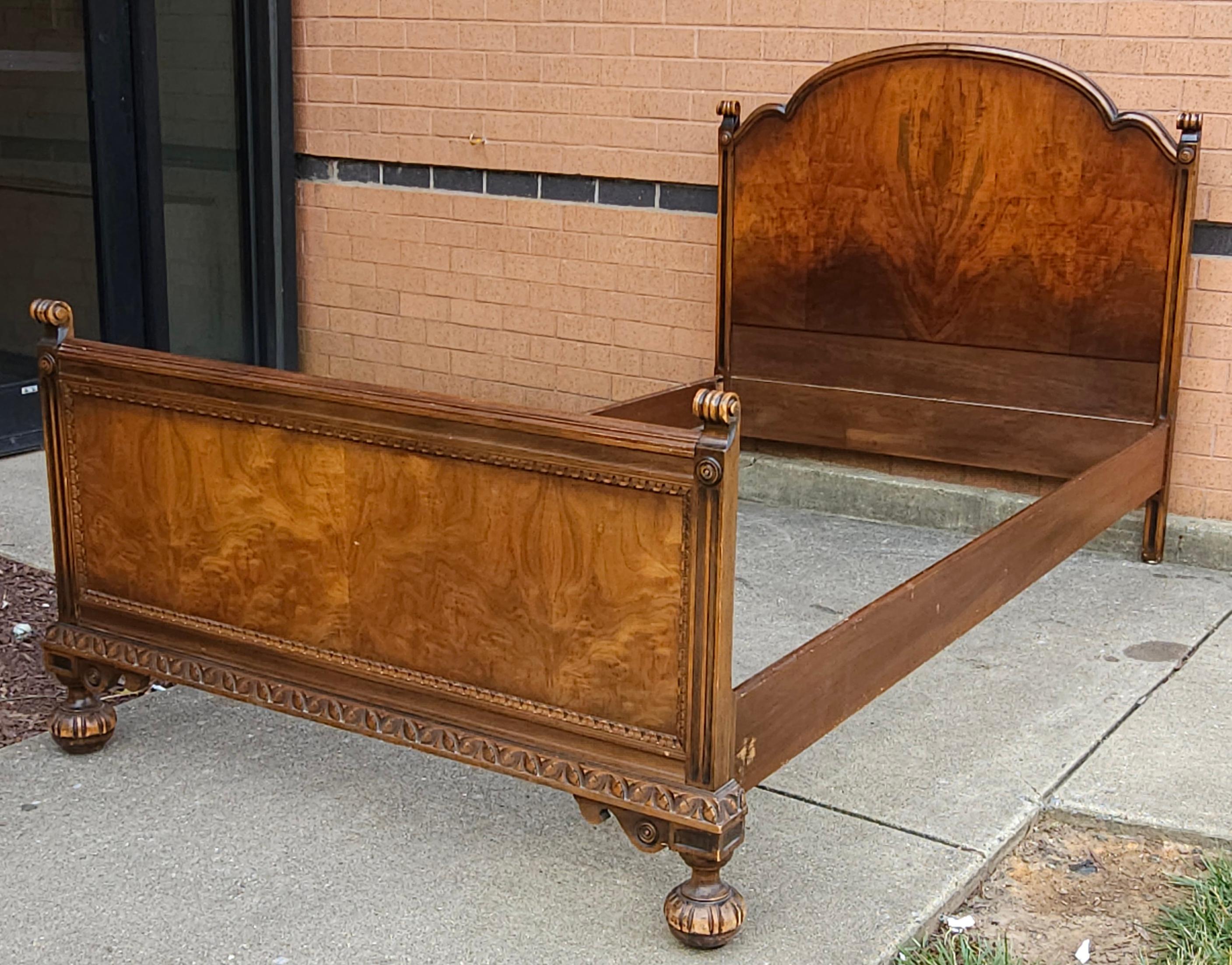 Ein exquisites, handgefertigtes, handgeschnitztes Stück aus dem frühen 20.  und Wurzel-Nussbaum in der  Dreibett im Stil von William und Mary von Payne Furniture aus Boston. Toller antiker Zustand.
Misst 50
