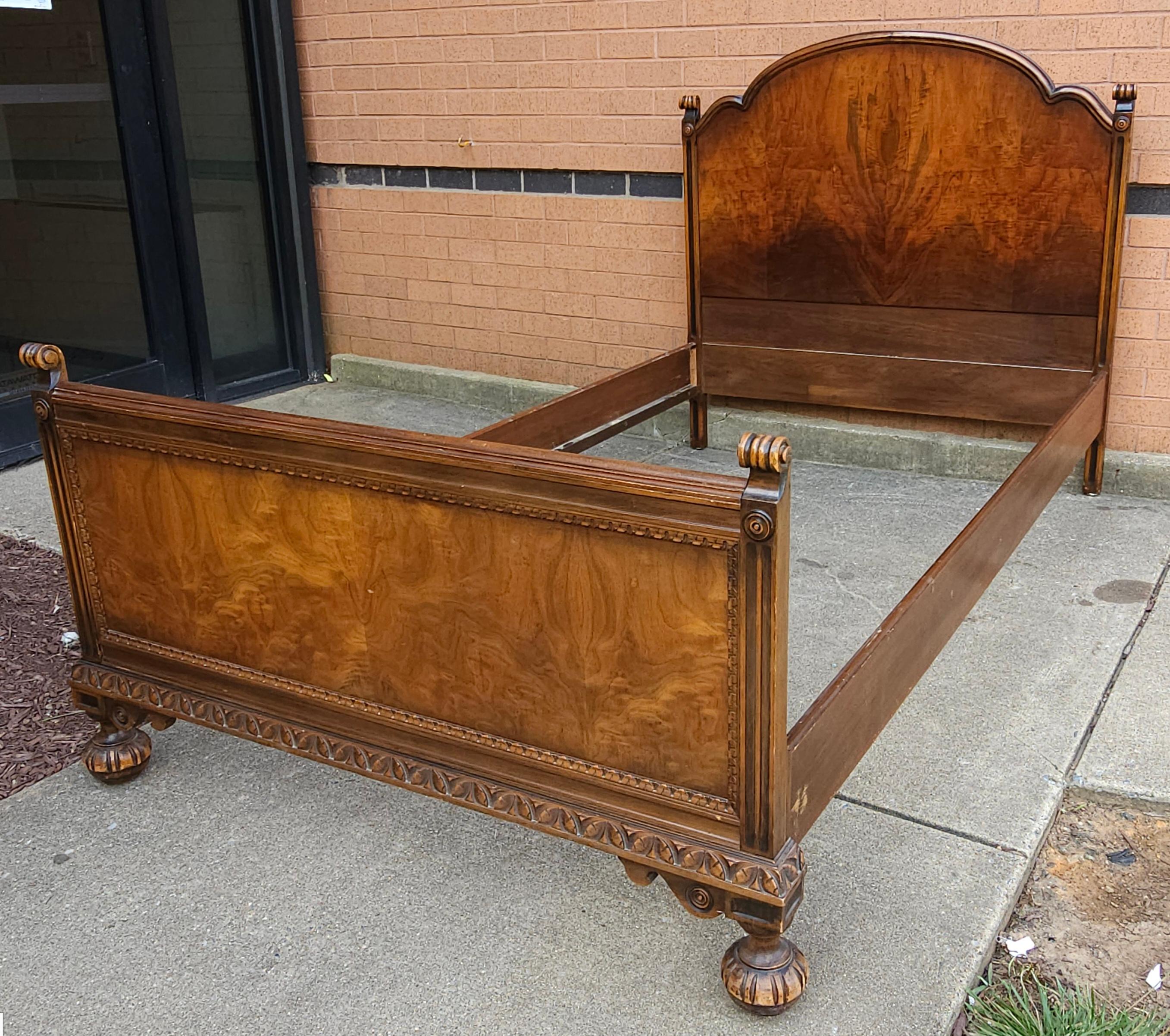 Anfang des 20. Jahrhunderts Payne Furniture William & Mary Burl Walnuss Dreiviertel Bett (amerikanisch) im Angebot