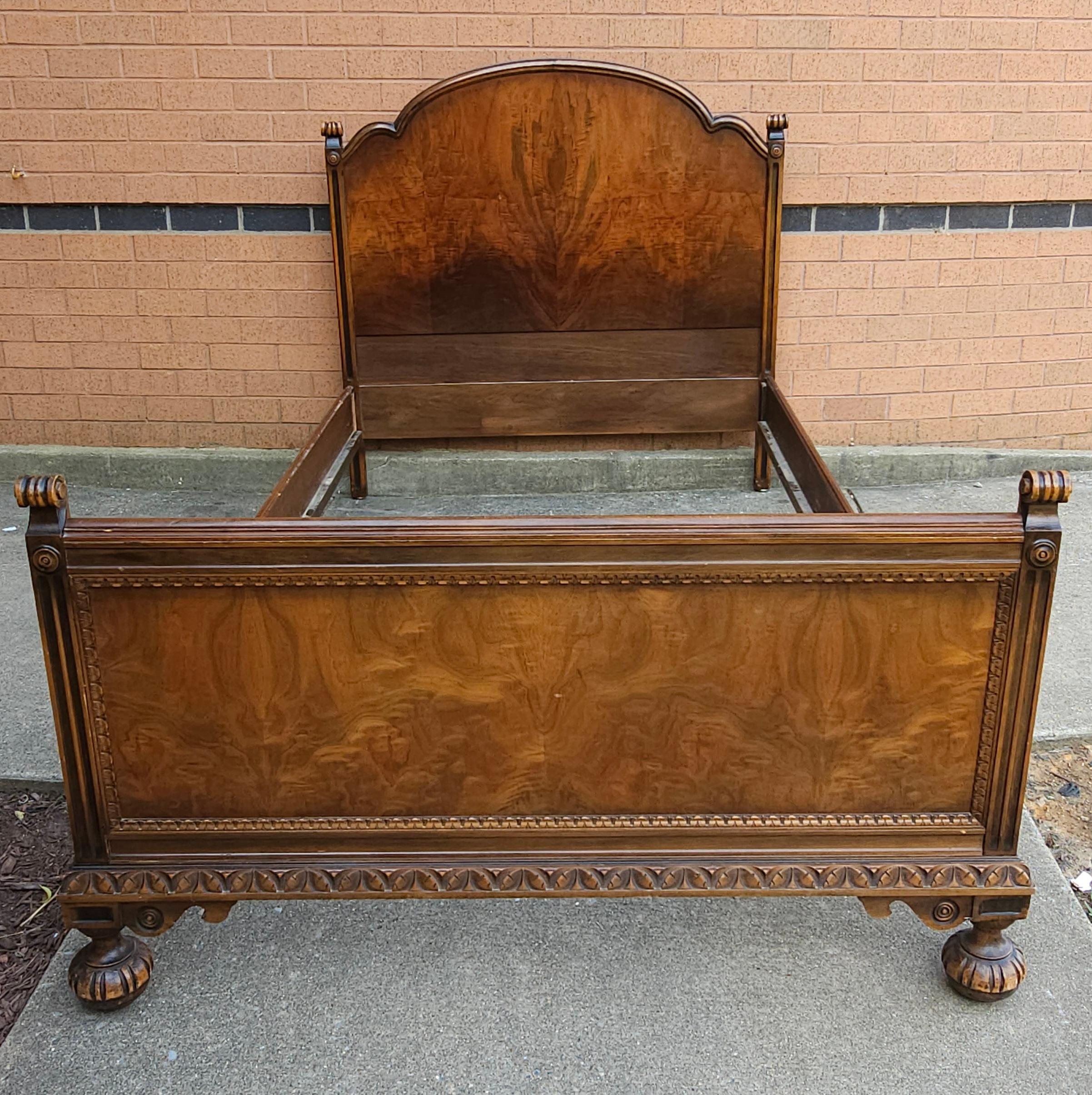 Anfang des 20. Jahrhunderts Payne Furniture William & Mary Burl Walnuss Dreiviertel Bett (Geschnitzt) im Angebot