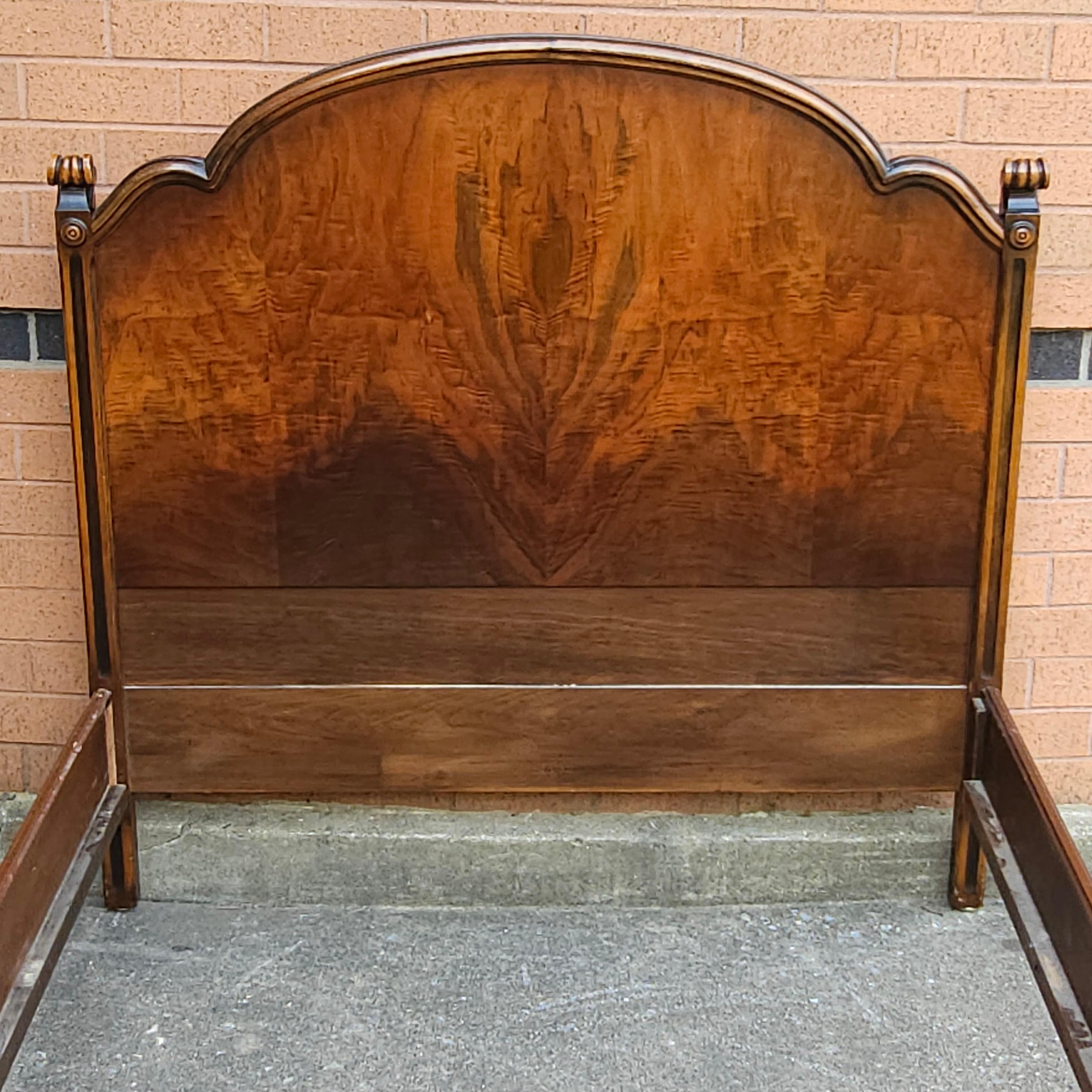 Anfang des 20. Jahrhunderts Payne Furniture William & Mary Burl Walnuss Dreiviertel Bett im Angebot 2