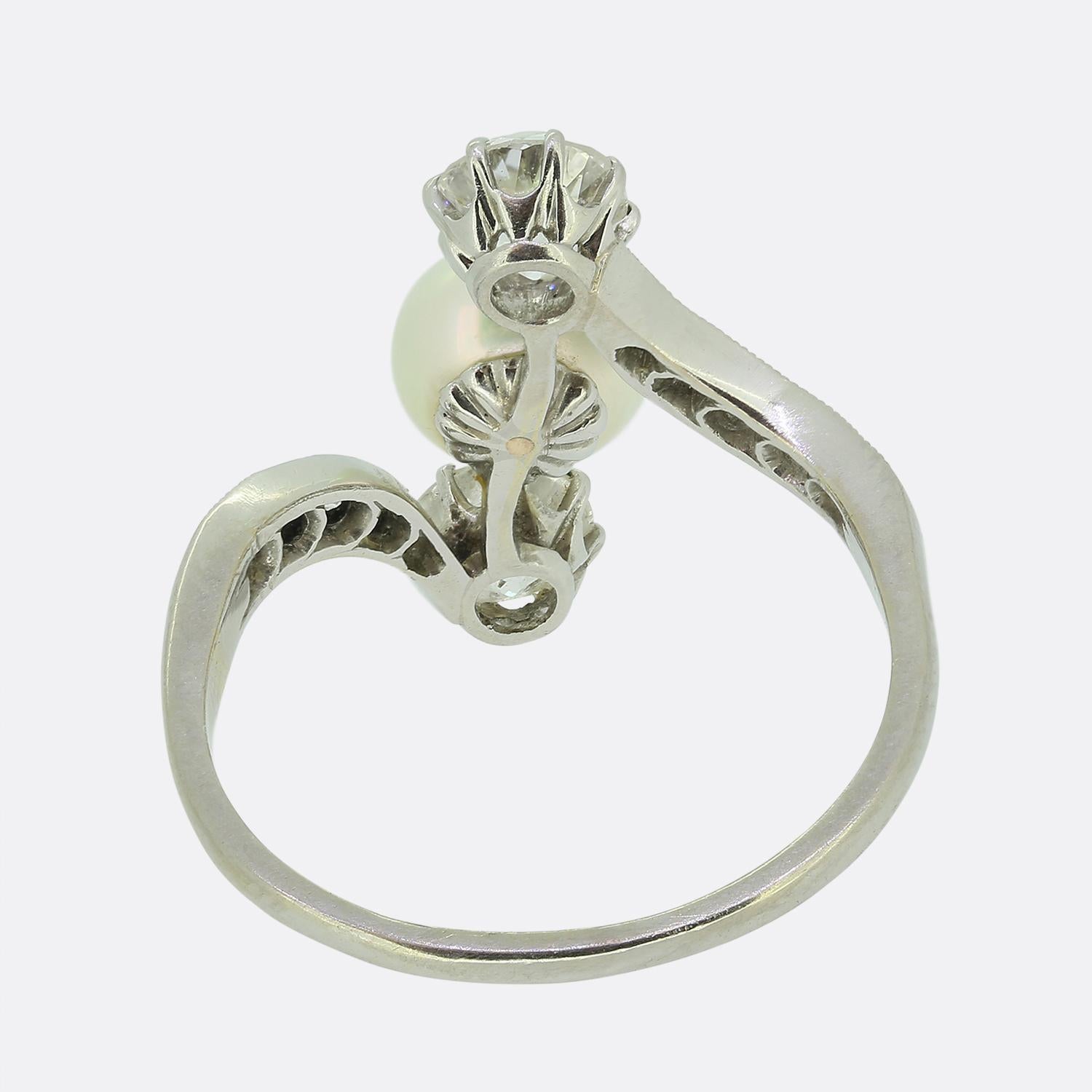 Early 20th Century Pearl and Diamond Three-Stone Ring In Good Condition For Sale In London, GB