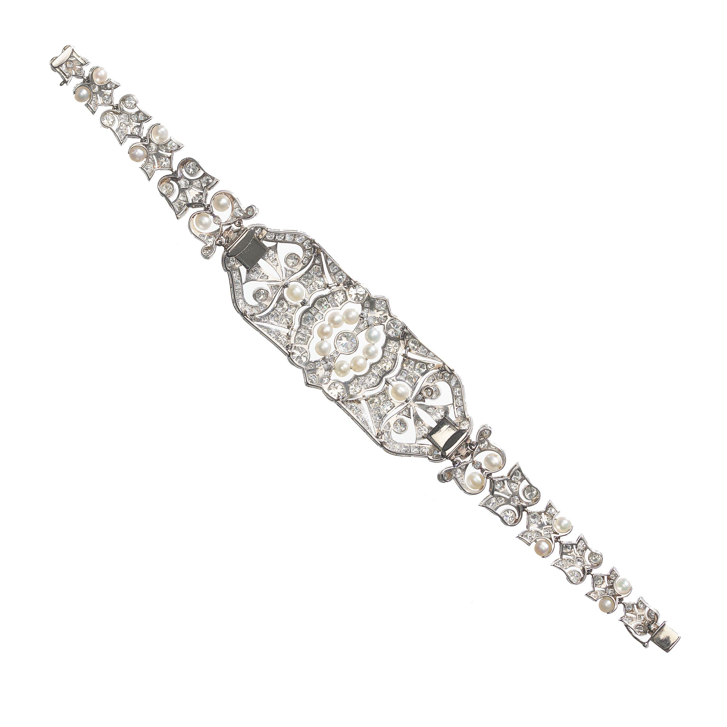 Early 20th Century Pearl, Diamond And Platinum Bracelet, Circa 1920, 8.90 Carats In Good Condition For Sale In London, GB