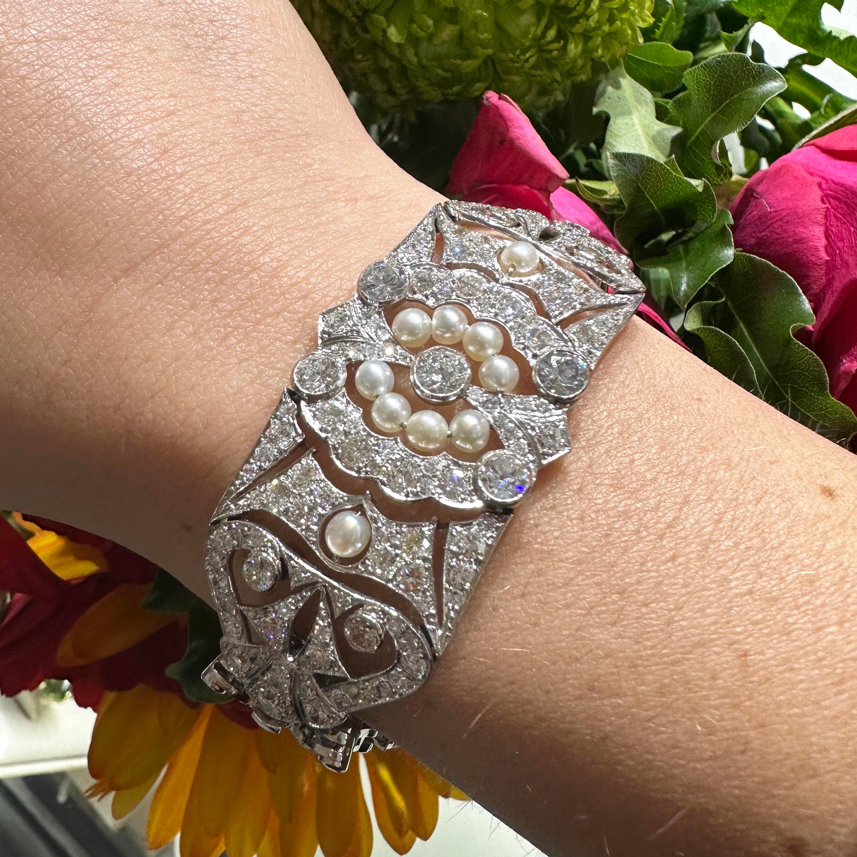Bracelet en perles naturelles, diamants et platine du début du XXe siècle, transition entre les styles édouardien et Art déco, avec un centre ajouré articulé, serti de diamants de taille ancienne, de diamants ronds de taille brillant et de diamants
