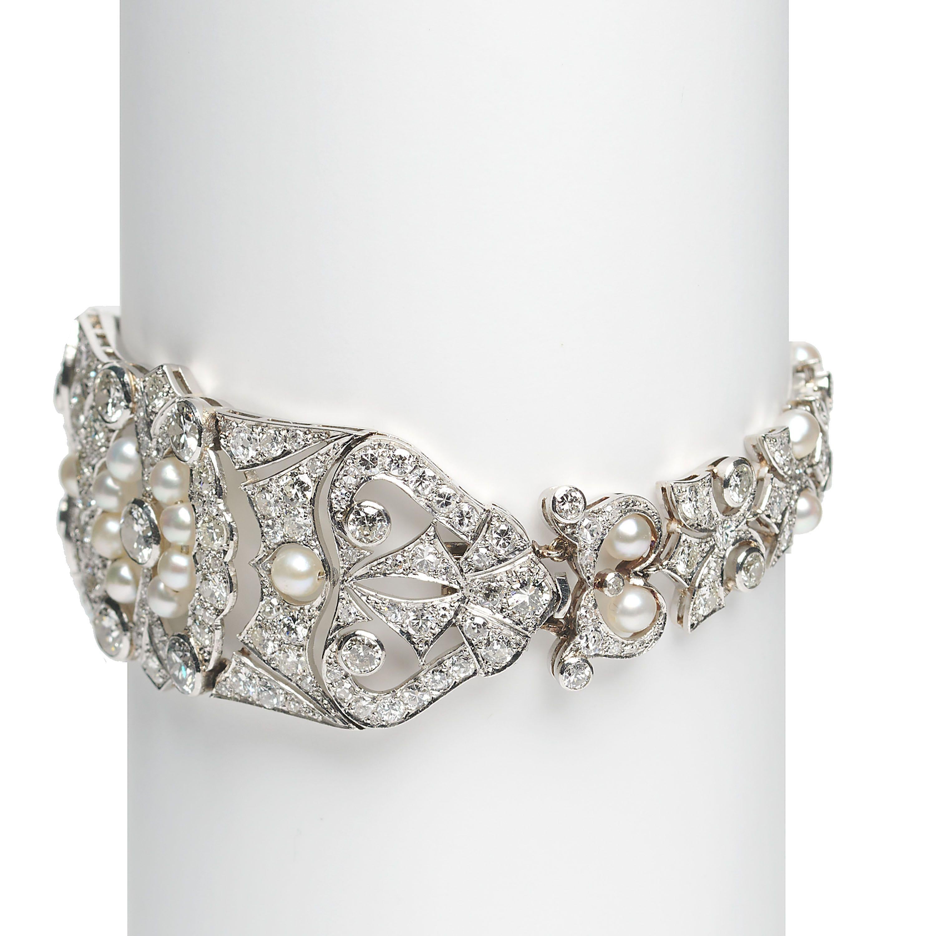 Women's Early 20th Century Pearl, Diamond And Platinum Bracelet, Circa 1920, 8.90 Carats For Sale