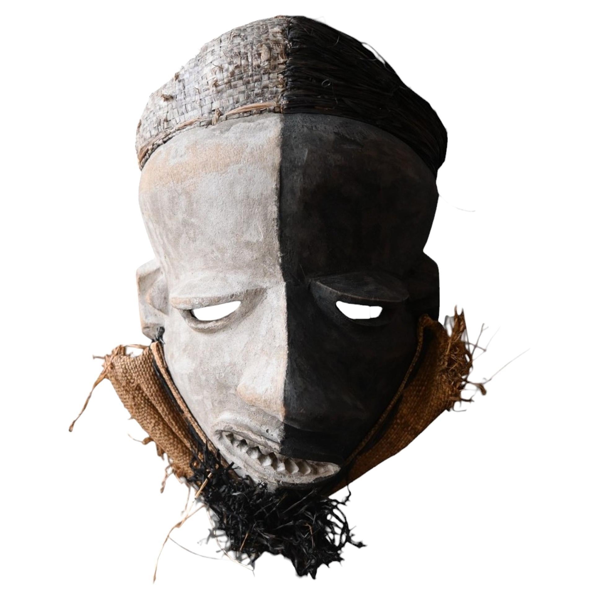 Pende "Giwoyo"-Krankheitsmaske aus dem frühen 20. Jahrhundert, Region Kwilu, D.R. Kongo im Angebot