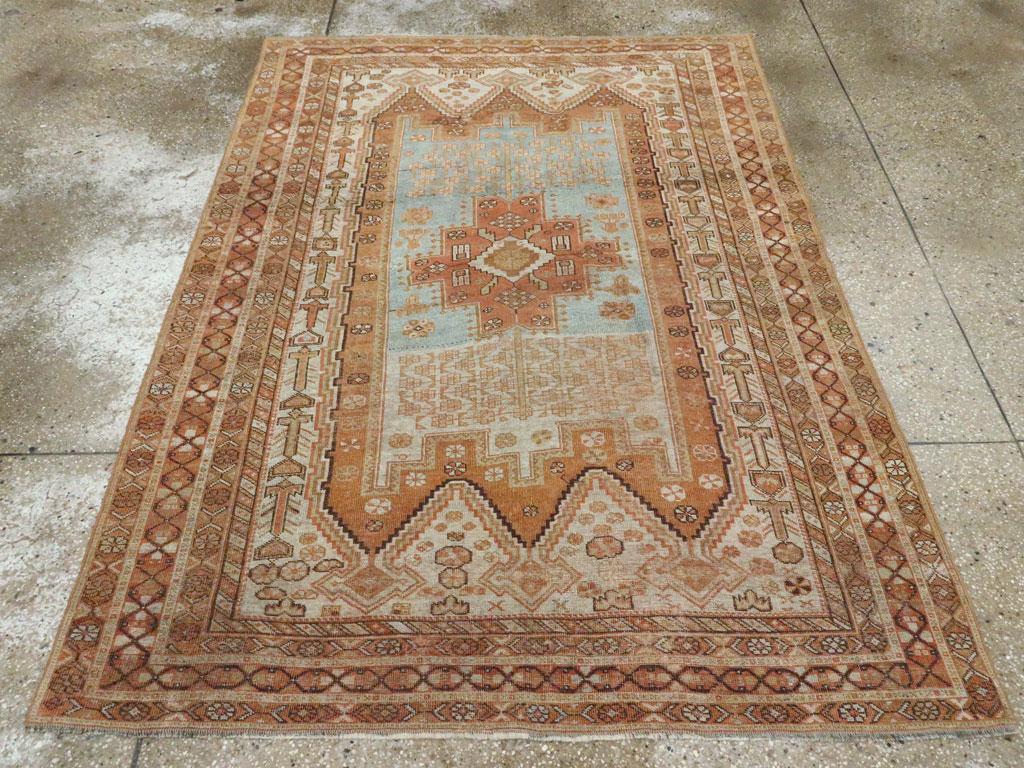 Antigua alfombra persa Afshar hecha a mano a principios del siglo XX.

Medidas: 4' 8