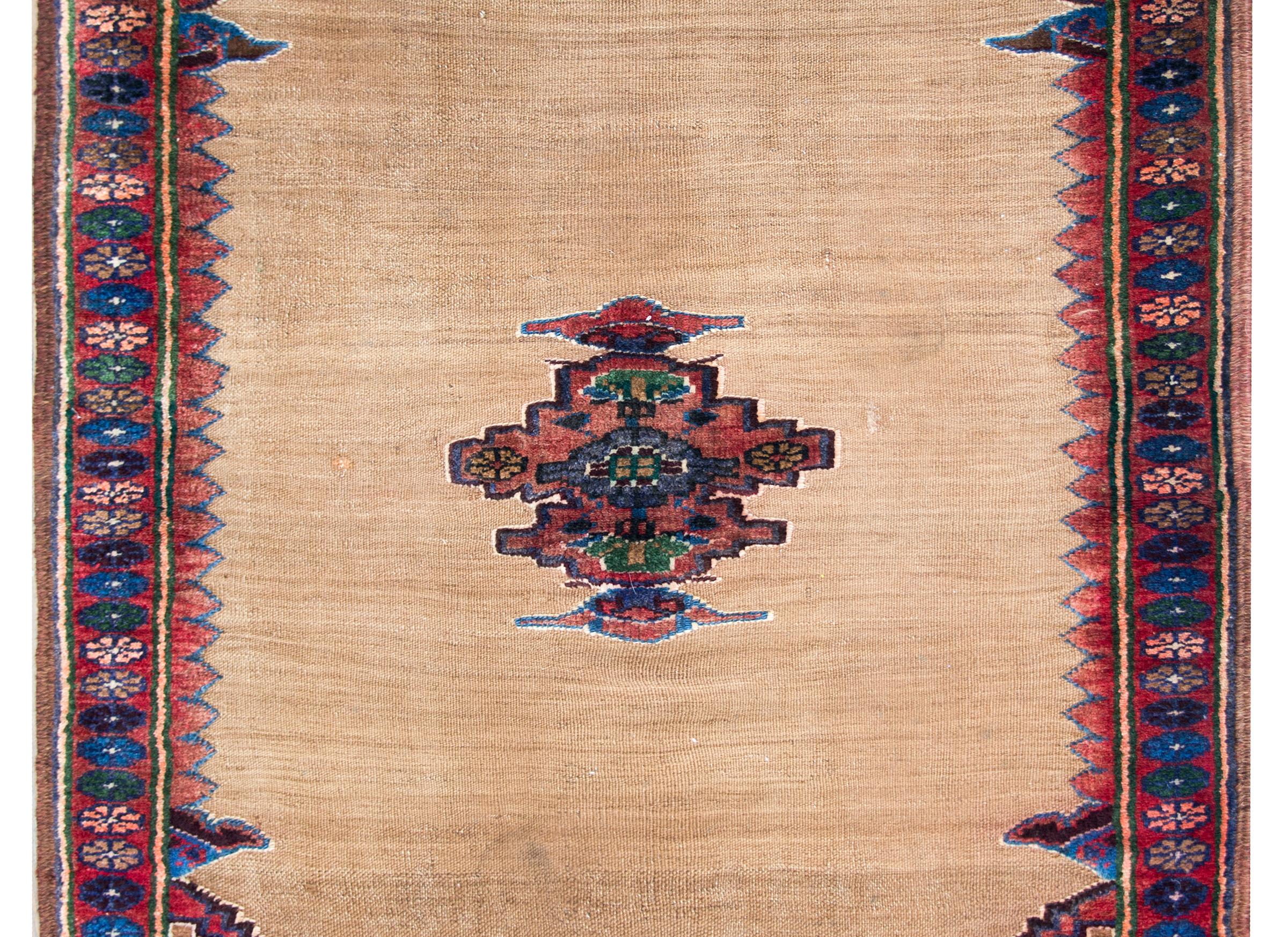 Magnifique tapis Persan Afshar Sofreh du début du 20ème siècle avec un médaillon central avec des fleurs stylisées tissées dans des couleurs indigos, vertes, dorées et canneberges, sur un champ tissé plat de couleur naturelle, et entouré d'une douce