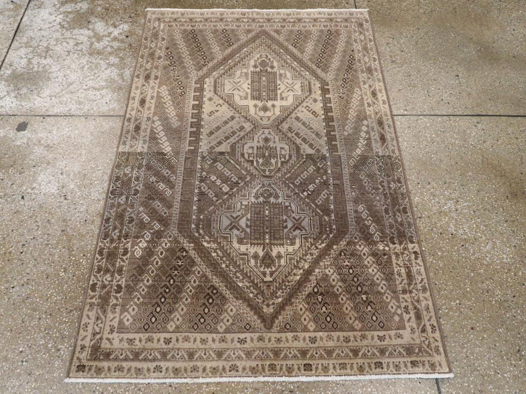 Ein antiker persischer Afshar-Teppich. Diagonale farbige Boteh-Bänder halten das hohe sechseckige Zentralmedaillon mit seinen drei übereinander angeordneten elfenbeinfarbenen Untermedaillons in Form von Oktofolien/Quartofolien. Weitere kleine