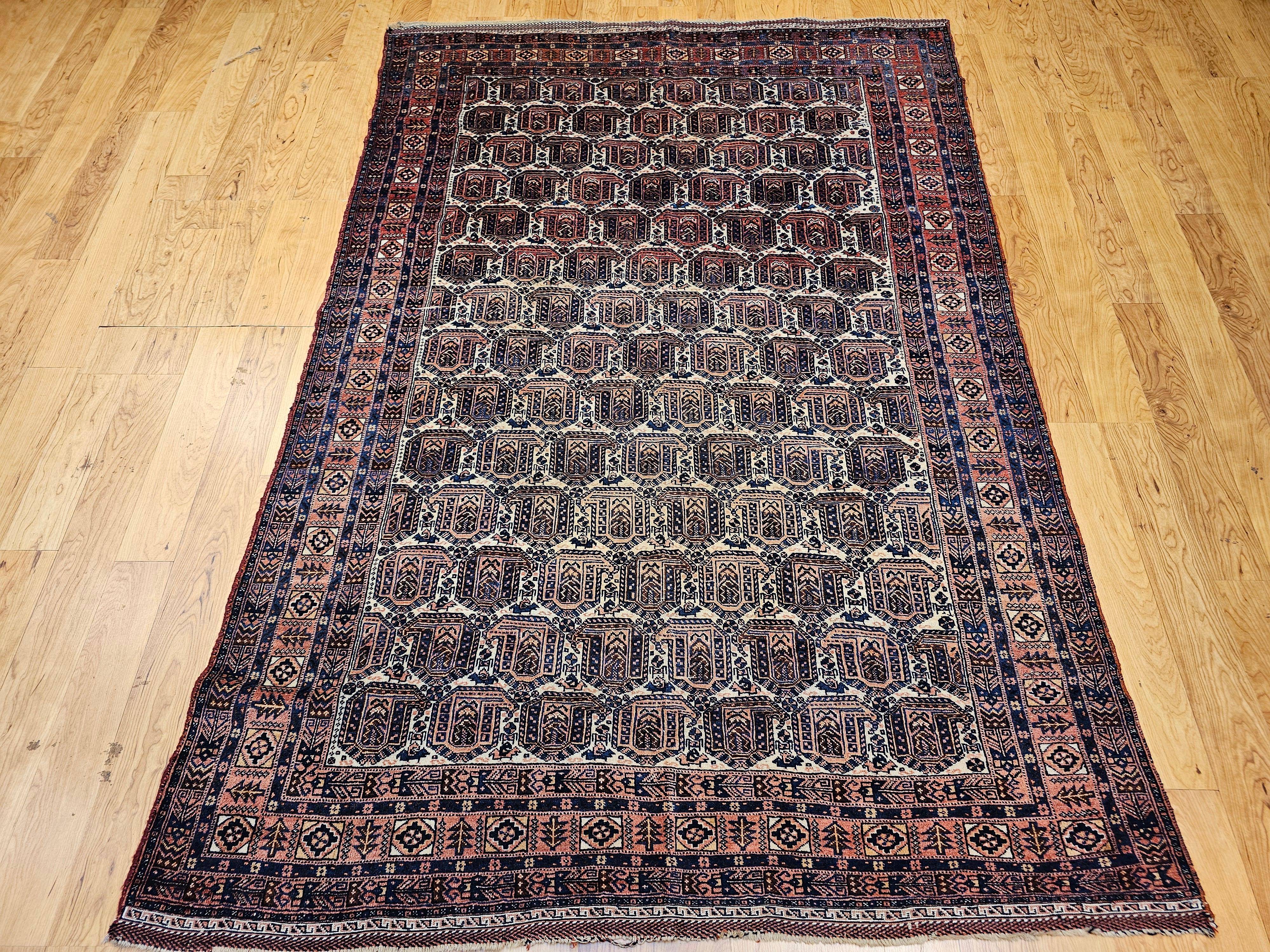 Encantadora alfombra tribal persa afshar de principios del siglo XX, con un diseño atemporal de cachemira (boteh). Anudada a mano por las tribus afshar del suroeste de Persia, esta alfombra muestra repetidos motivos paisley en cálidos tonos óxido y