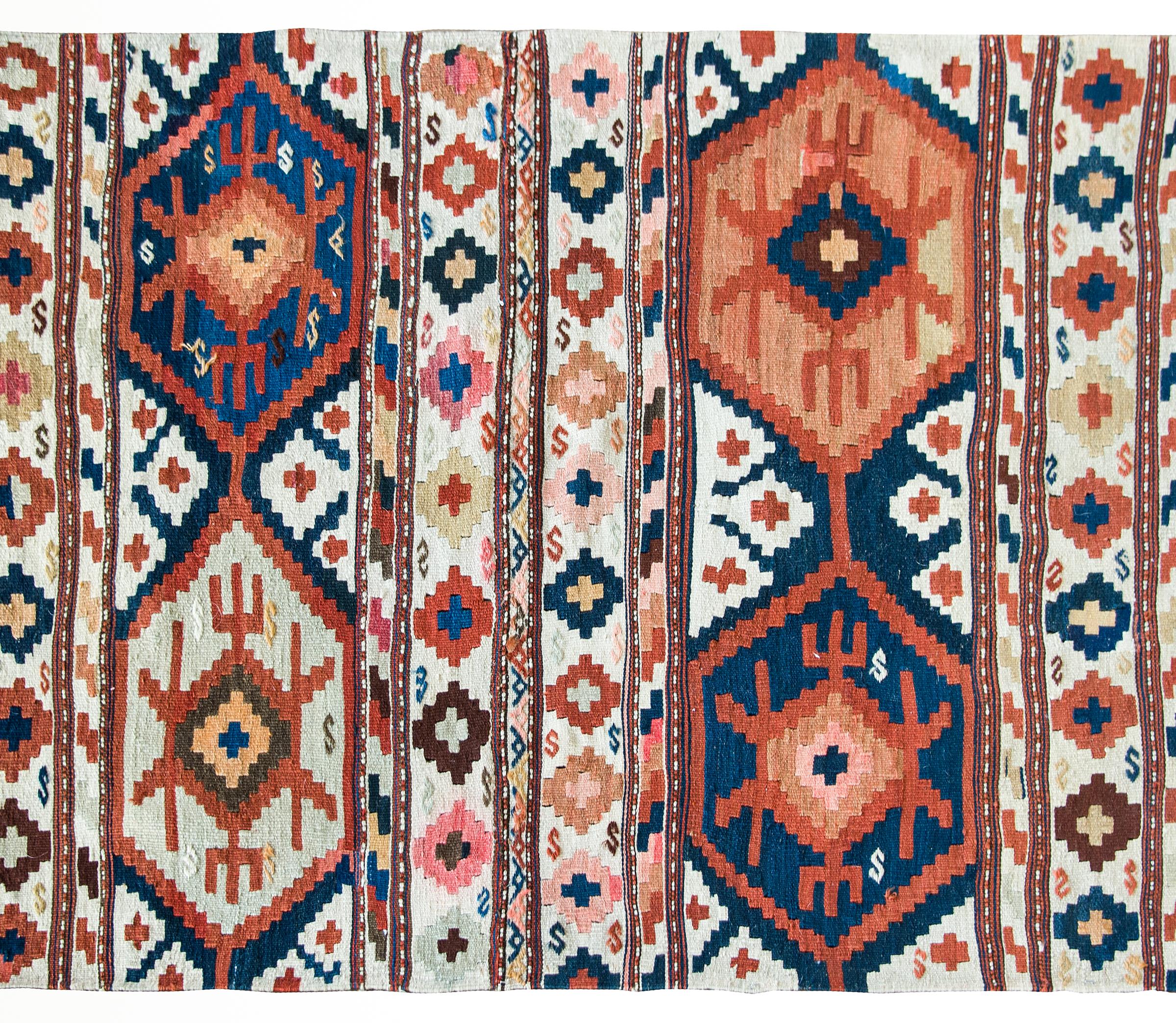 Persischer Azari-Kelim-Teppich aus dem frühen 20. Jahrhundert (Handgeknüpft) im Angebot