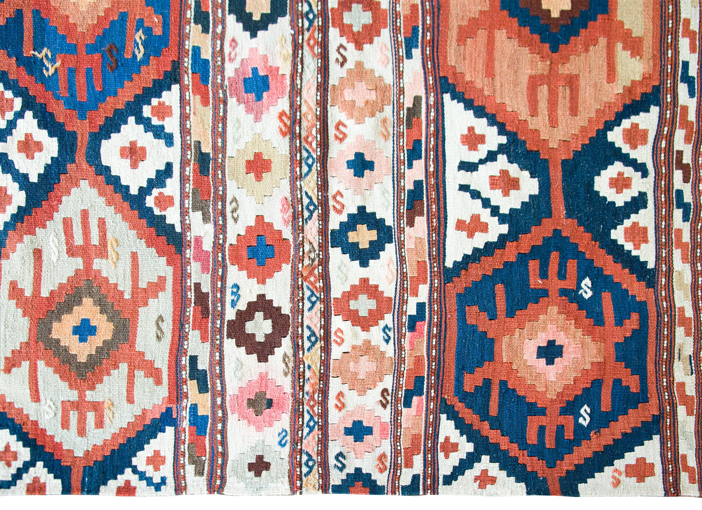 Persischer Azari-Kelim-Teppich aus dem frühen 20. Jahrhundert im Zustand „Gut“ im Angebot in Chicago, IL