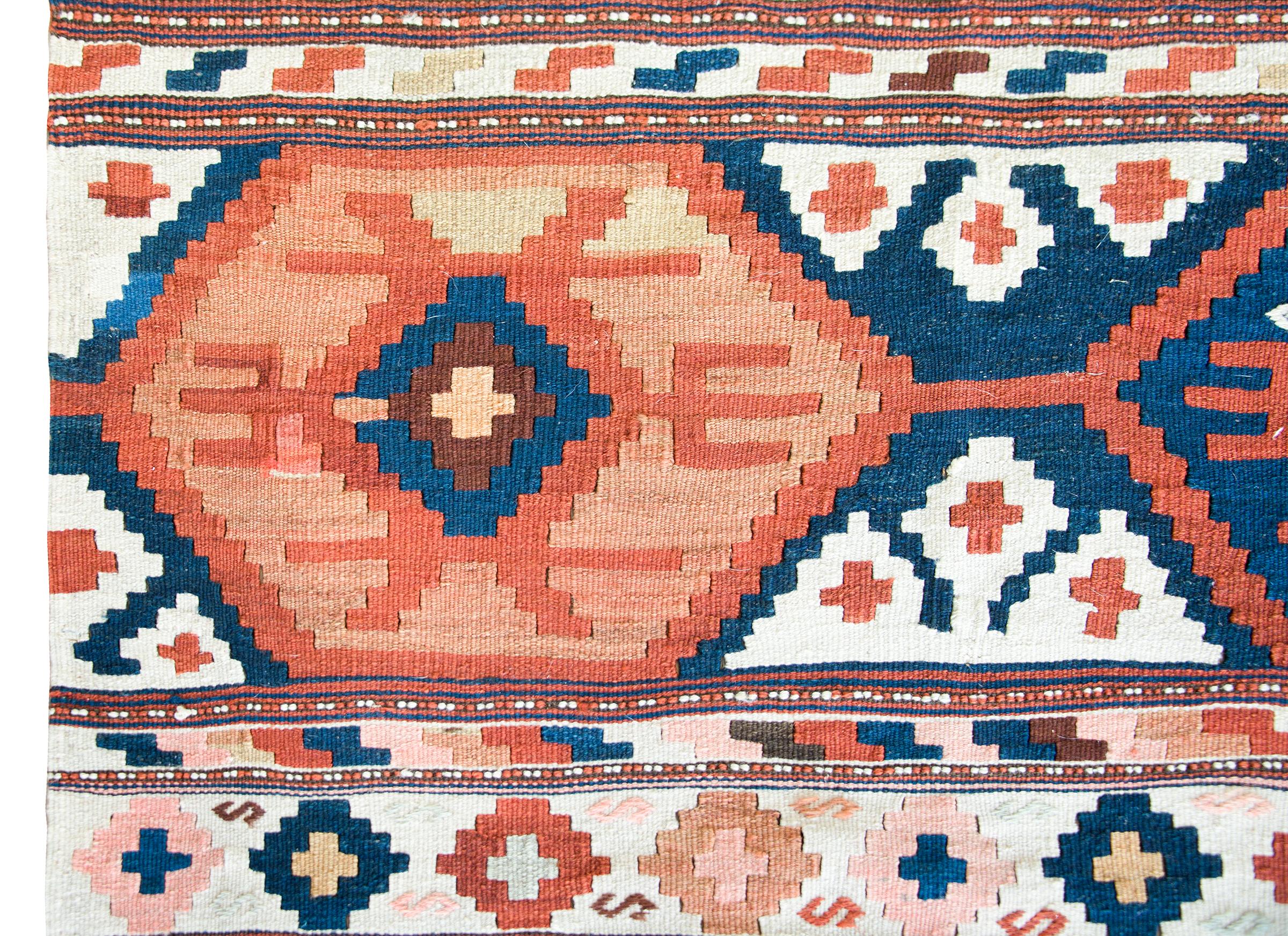Persischer Azari-Kelim-Teppich aus dem frühen 20. Jahrhundert (Mitte des 20. Jahrhunderts) im Angebot