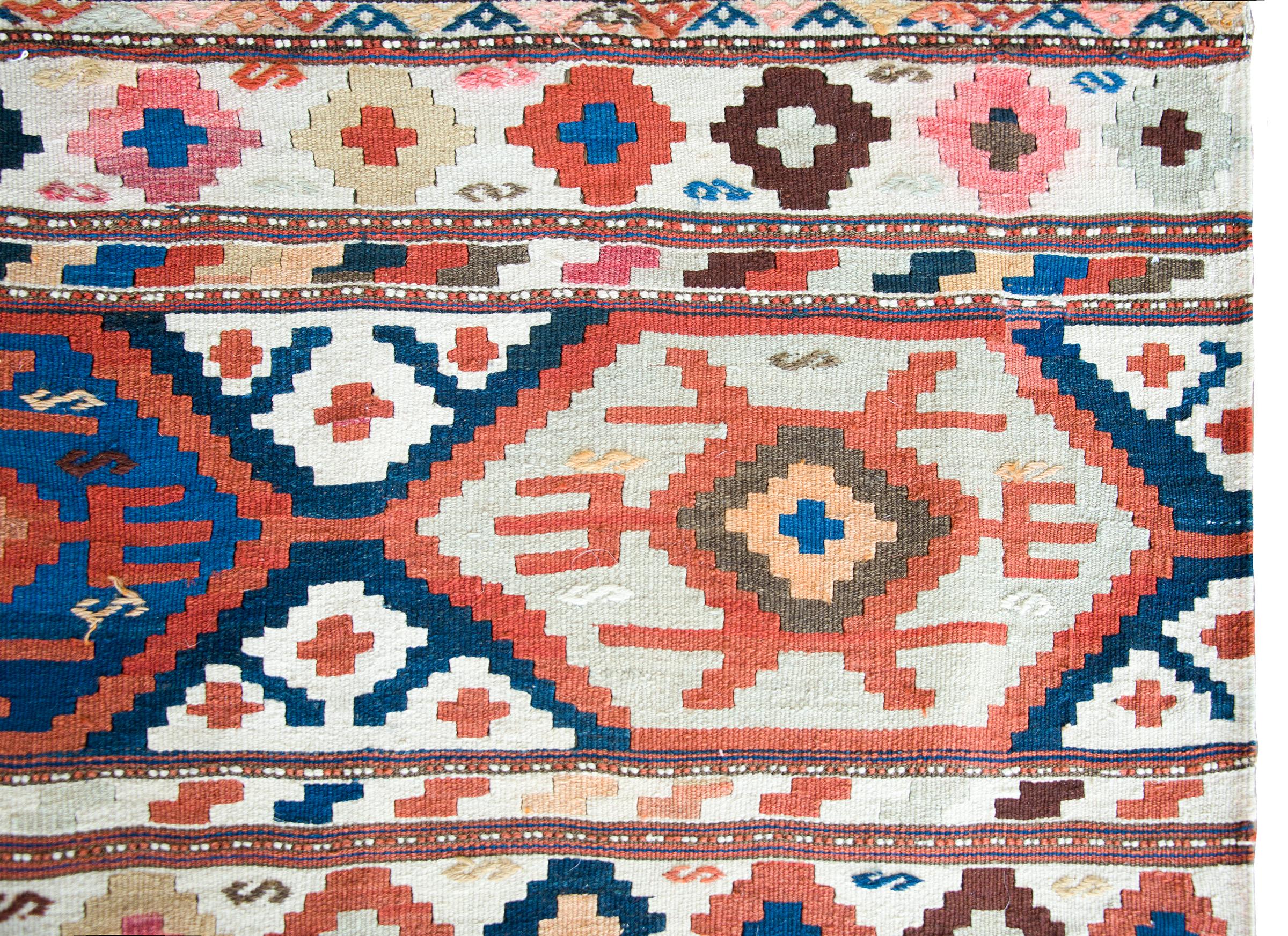 Persischer Azari-Kelim-Teppich aus dem frühen 20. Jahrhundert (Wolle) im Angebot