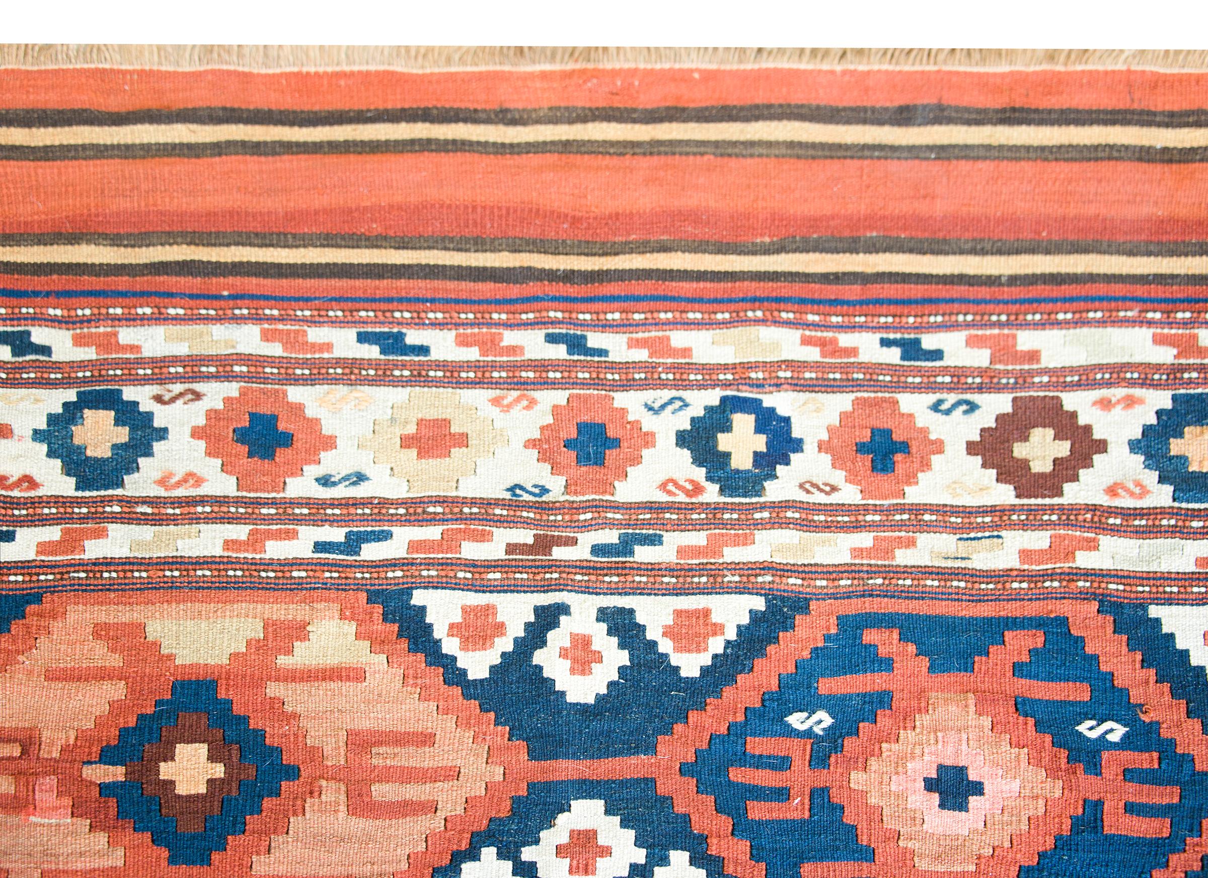 Persischer Azari-Kelim-Teppich aus dem frühen 20. Jahrhundert im Angebot 1
