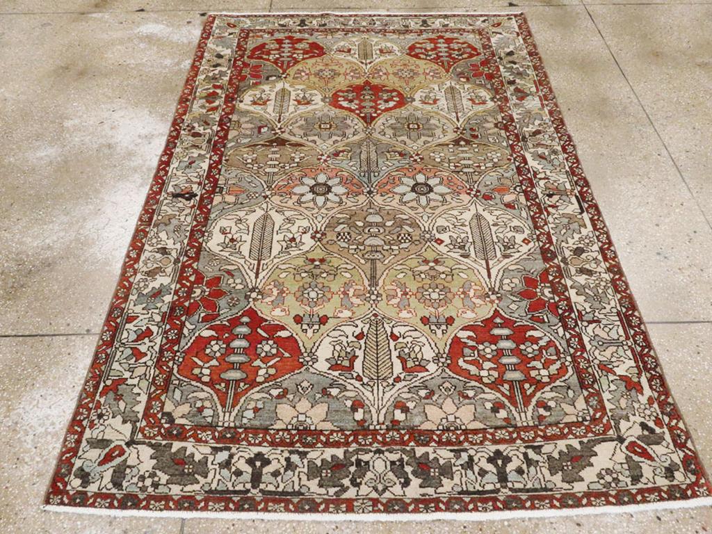 Tapis d'accent ancien persan Bakhtiari. Ce tapis de village de la zone de tissage de Chahar Mahal, dans le centre-ouest de la Perse, présente un motif en échelle ascendante avec des cyprès, de grandes fleurs à huit pétales et d'autres plantes