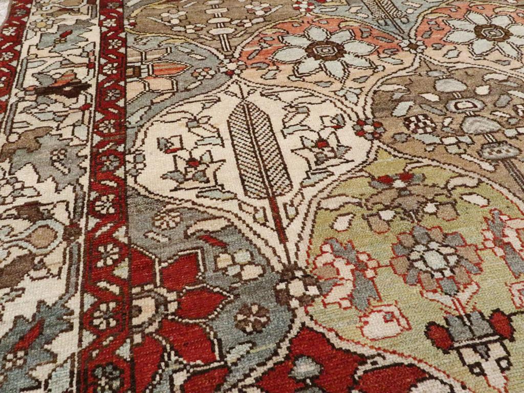 Rustique Tapis d'appoint persan Bakhtiari du début du 20e siècle en vente
