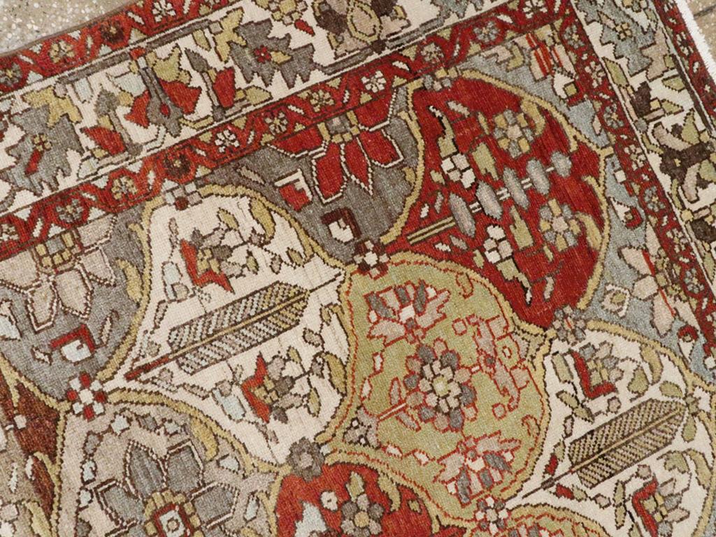 Noué à la main Tapis d'appoint persan Bakhtiari du début du 20e siècle en vente