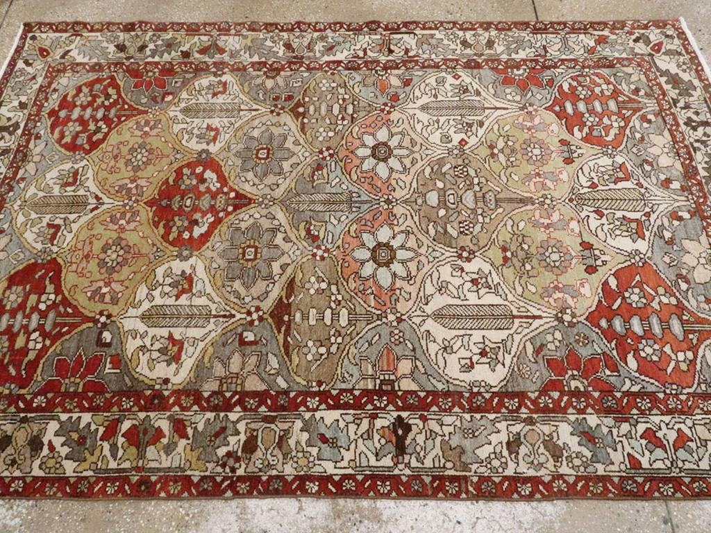 Tapis d'appoint persan Bakhtiari du début du 20e siècle Excellent état - En vente à New York, NY