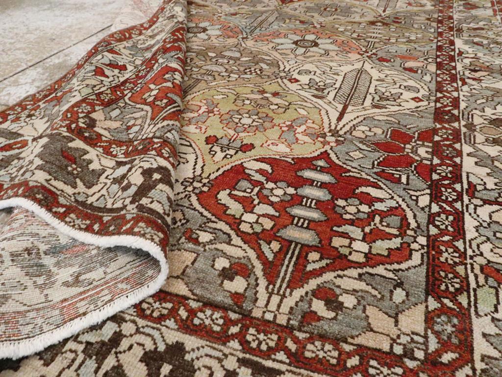 20ième siècle Tapis d'appoint persan Bakhtiari du début du 20e siècle en vente