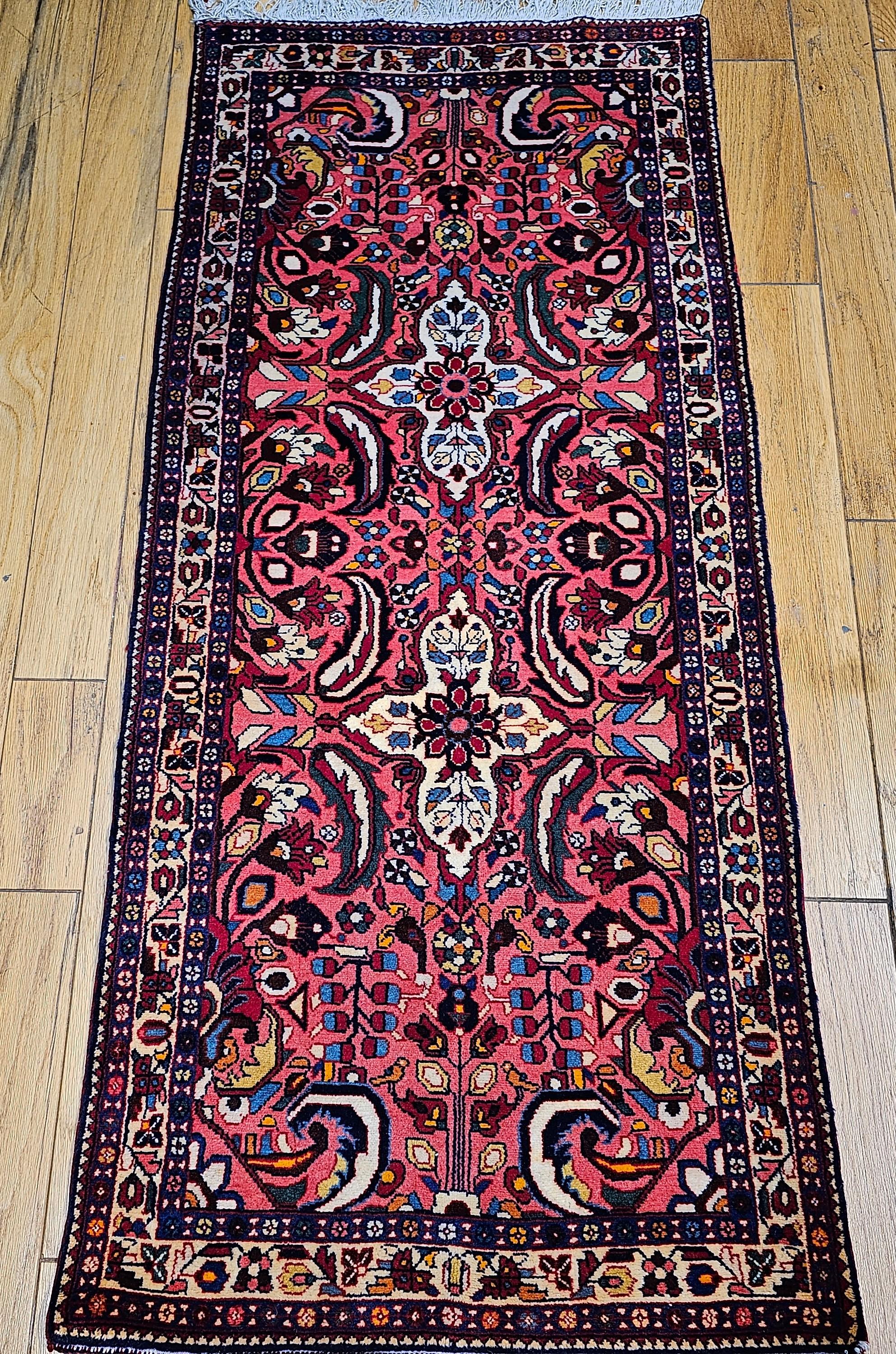 Alfombra de área tribal persa Bakhtiari vintage de principios del siglo XX.  La pequeña alfombra Bakhtiari puede utilizarse como alfombra de área o como  corredor.  La alfombra tiene un bonito diseño y una paleta de colores.  Tiene un estampado
