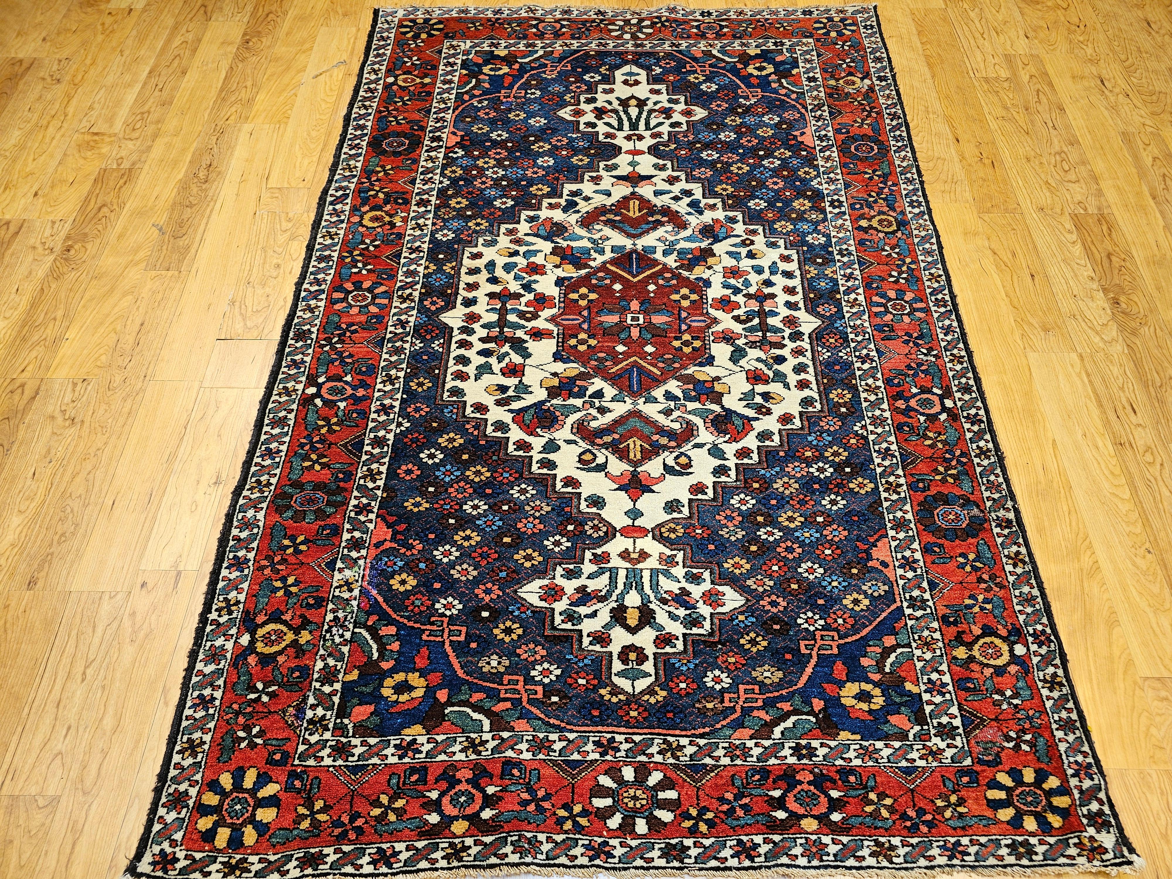 Bibibaft persiano Bakhtiari dei primi del Novecento, tessuto a mano, con motivo a medaglione.  Un capolavoro di design e tessitura davvero magnifico, proveniente dalle tribù Bakhtiari della Persia occidentale e risalente agli inizi del XX secolo. 