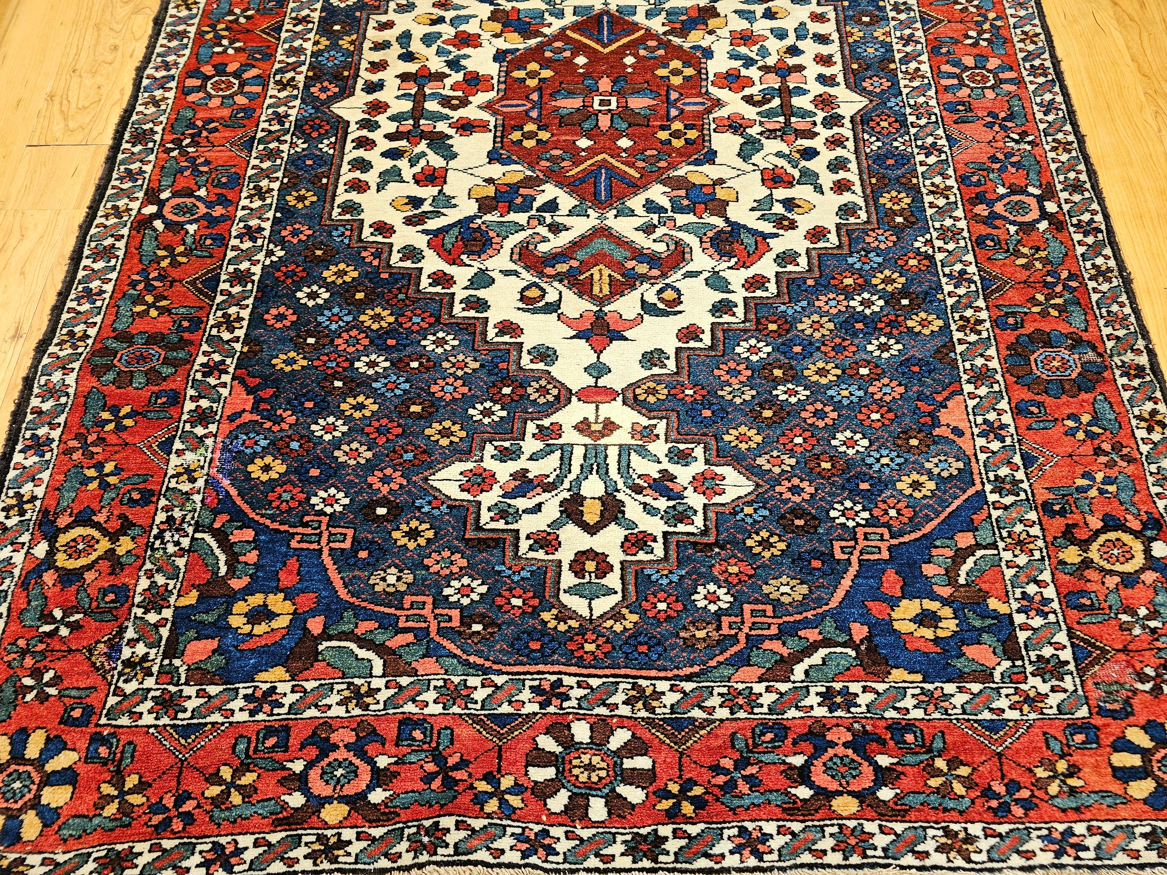 Persiano Tappeto persiano Bakhtiari Bibibaft dei primi del Novecento in vendita