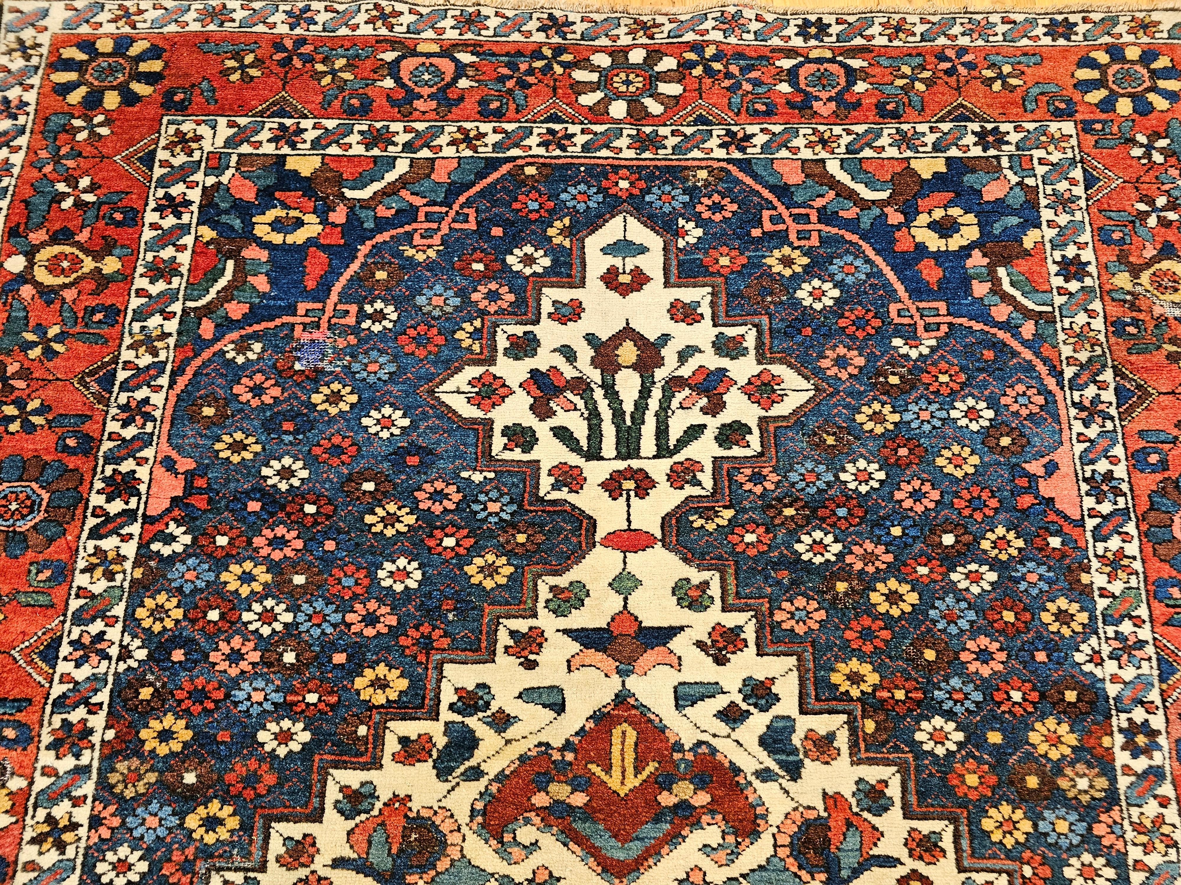 Tappeto persiano Bakhtiari Bibibaft dei primi del Novecento In condizioni buone in vendita a Barrington, IL