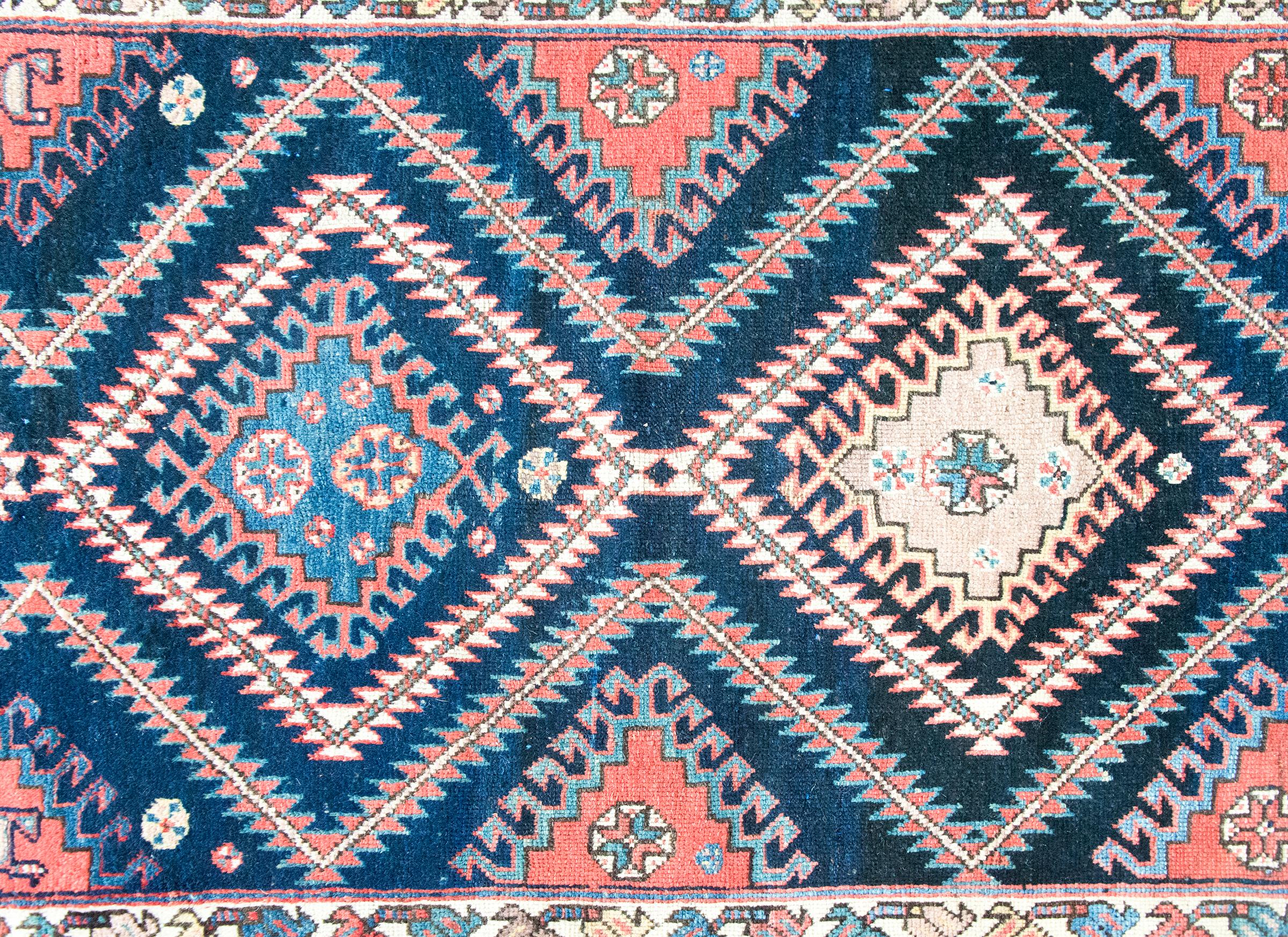Tapis persan Bakhtiari du début du 20e siècle en vente 4