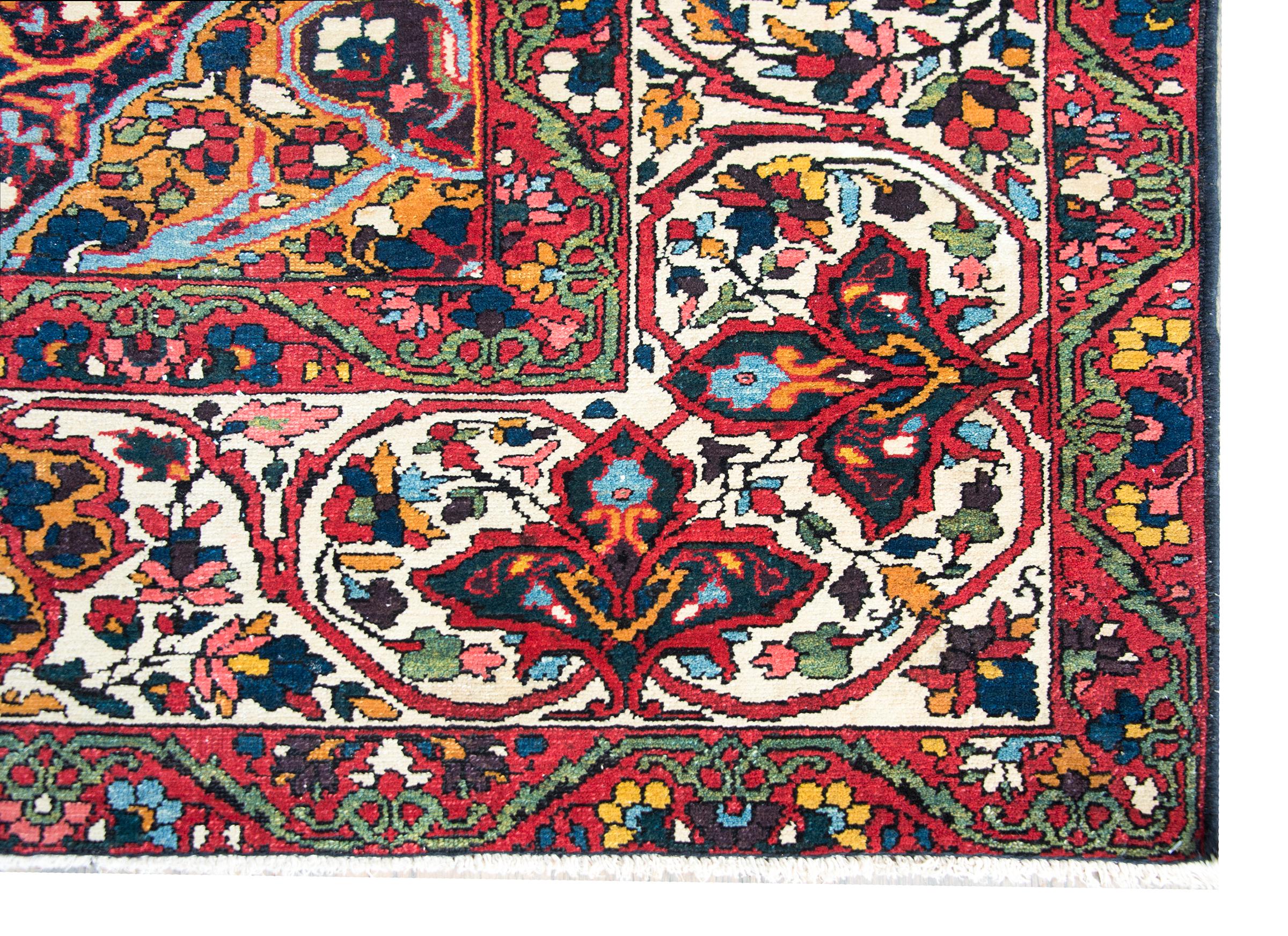Early 20th Century Persian Bakhtiari Rug For Sale 7