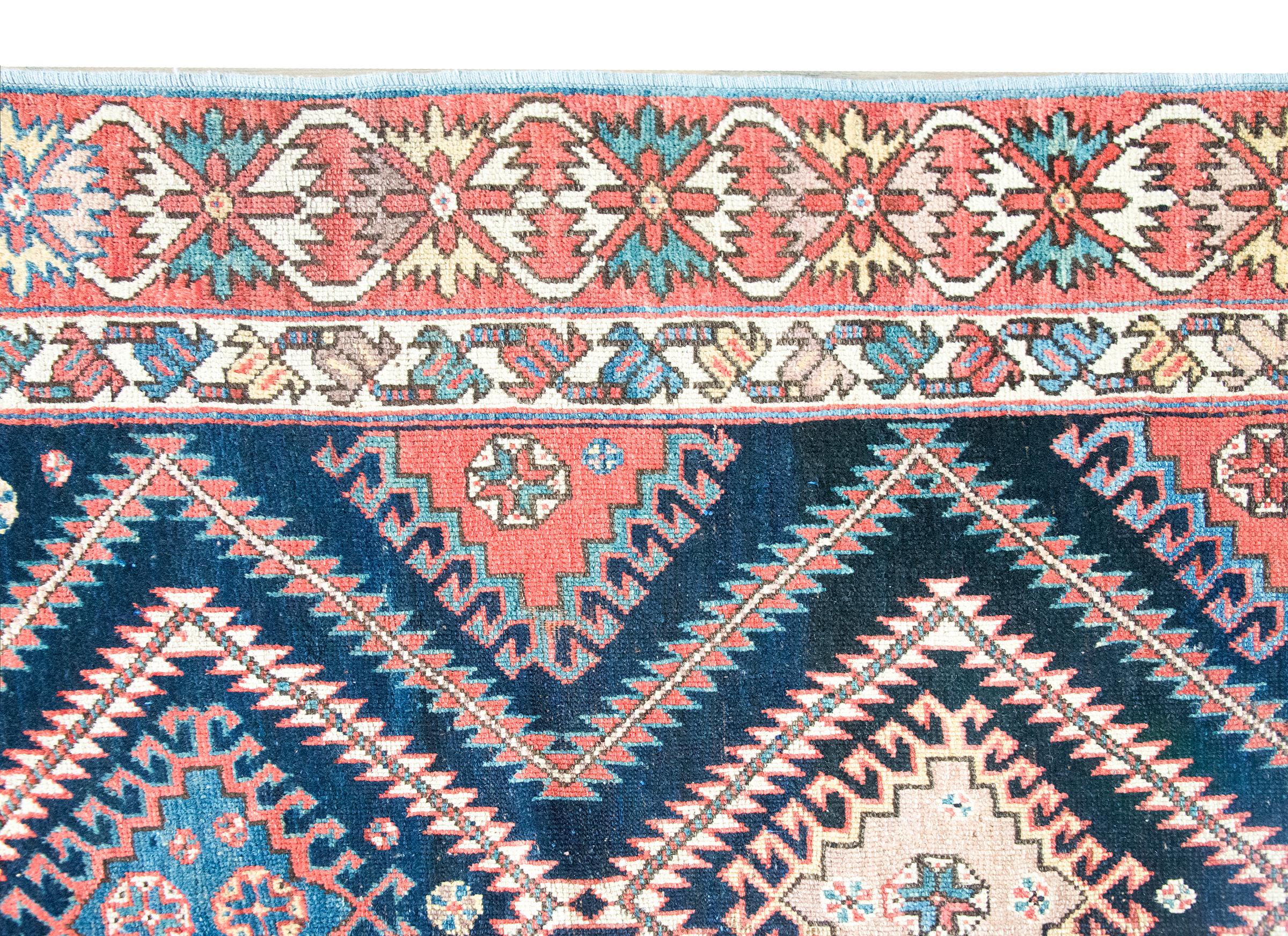 Tapis persan Bakhtiari du début du 20e siècle en vente 5