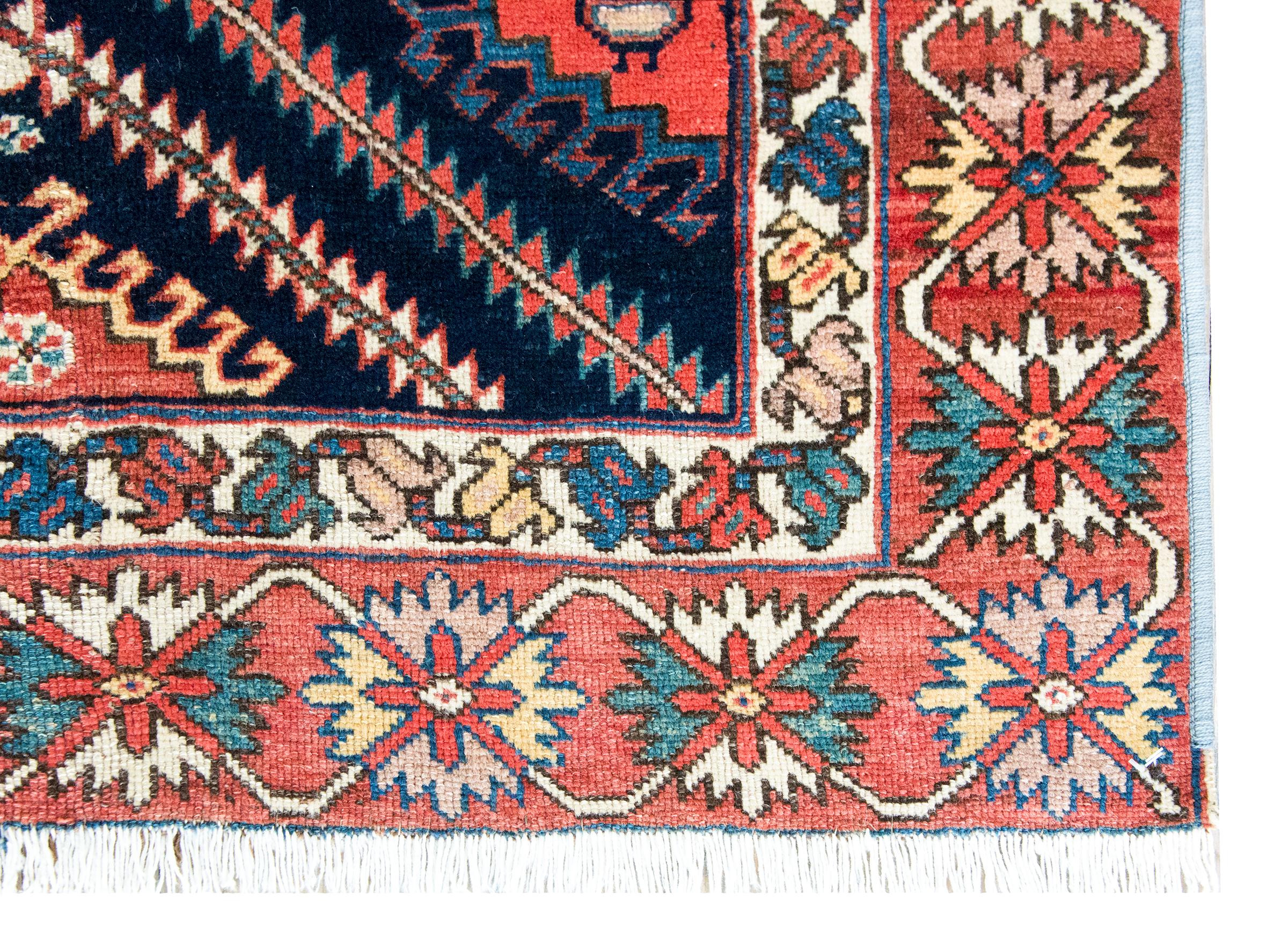 Tapis persan Bakhtiari du début du 20e siècle en vente 6