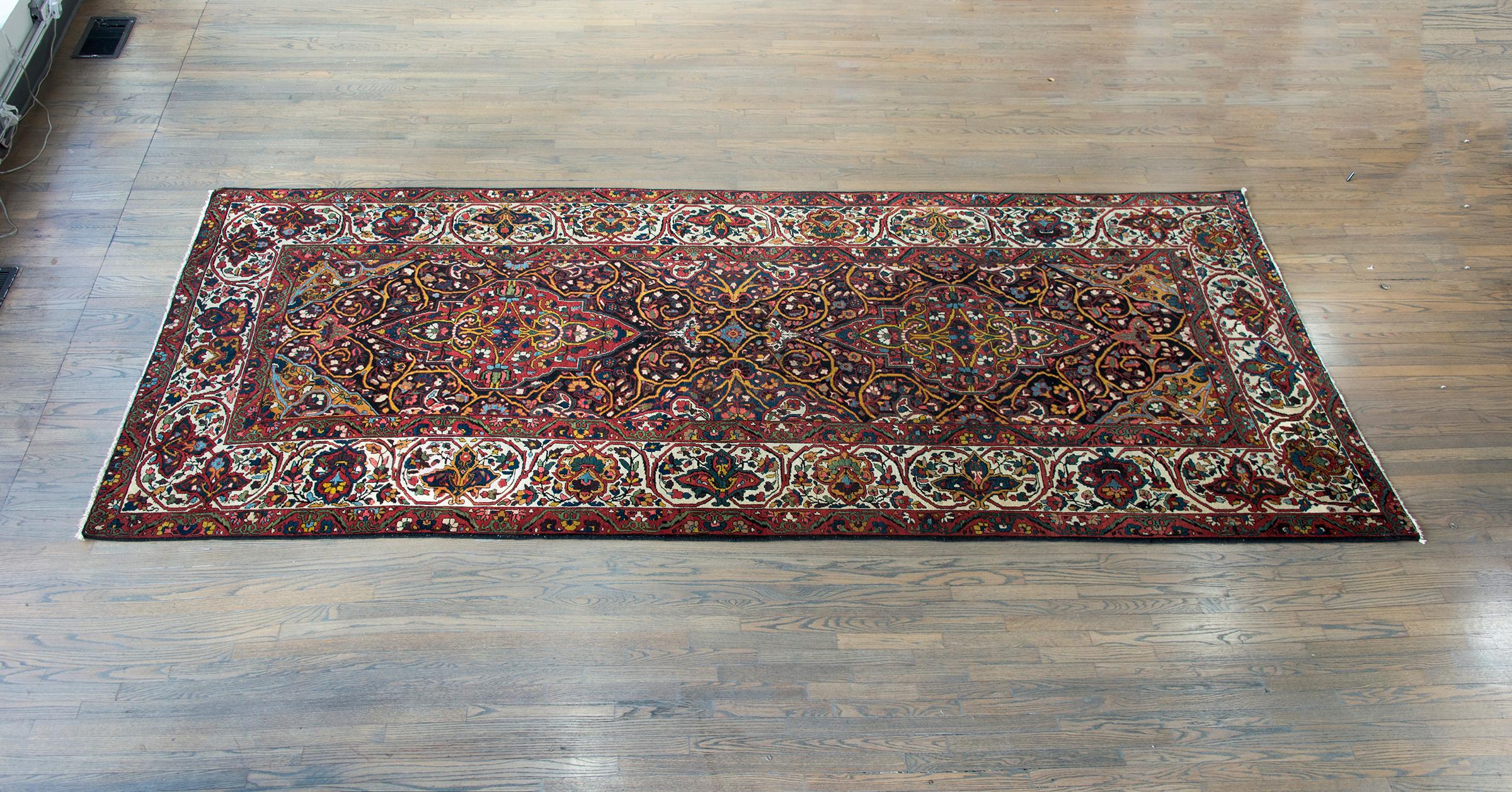 Early 20th Century Persian Bakhtiari Rug For Sale 9
