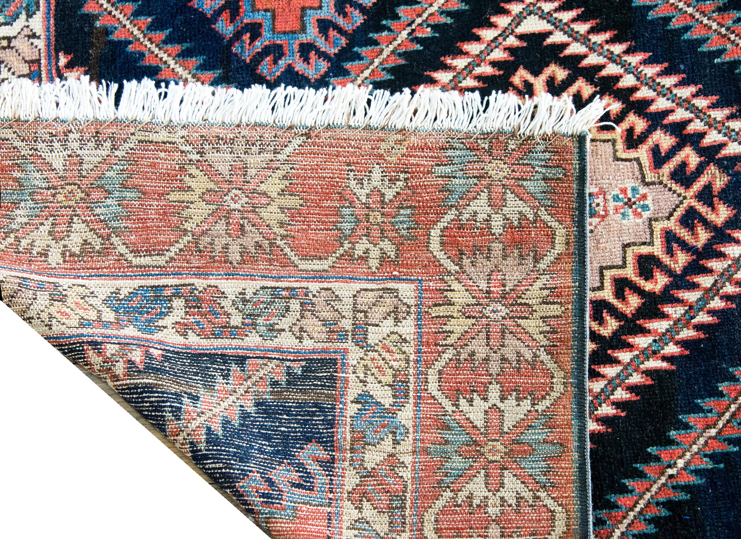 Tapis persan Bakhtiari du début du 20e siècle en vente 7