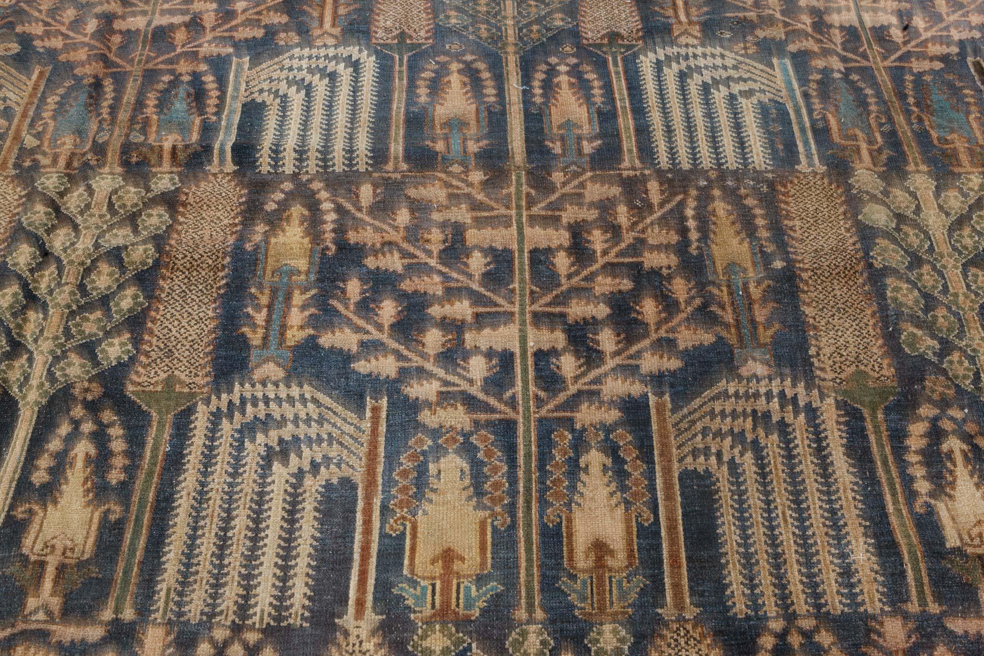 Early 20th century Persian Bakhtiari handmade wool rug.
Size: 11'7