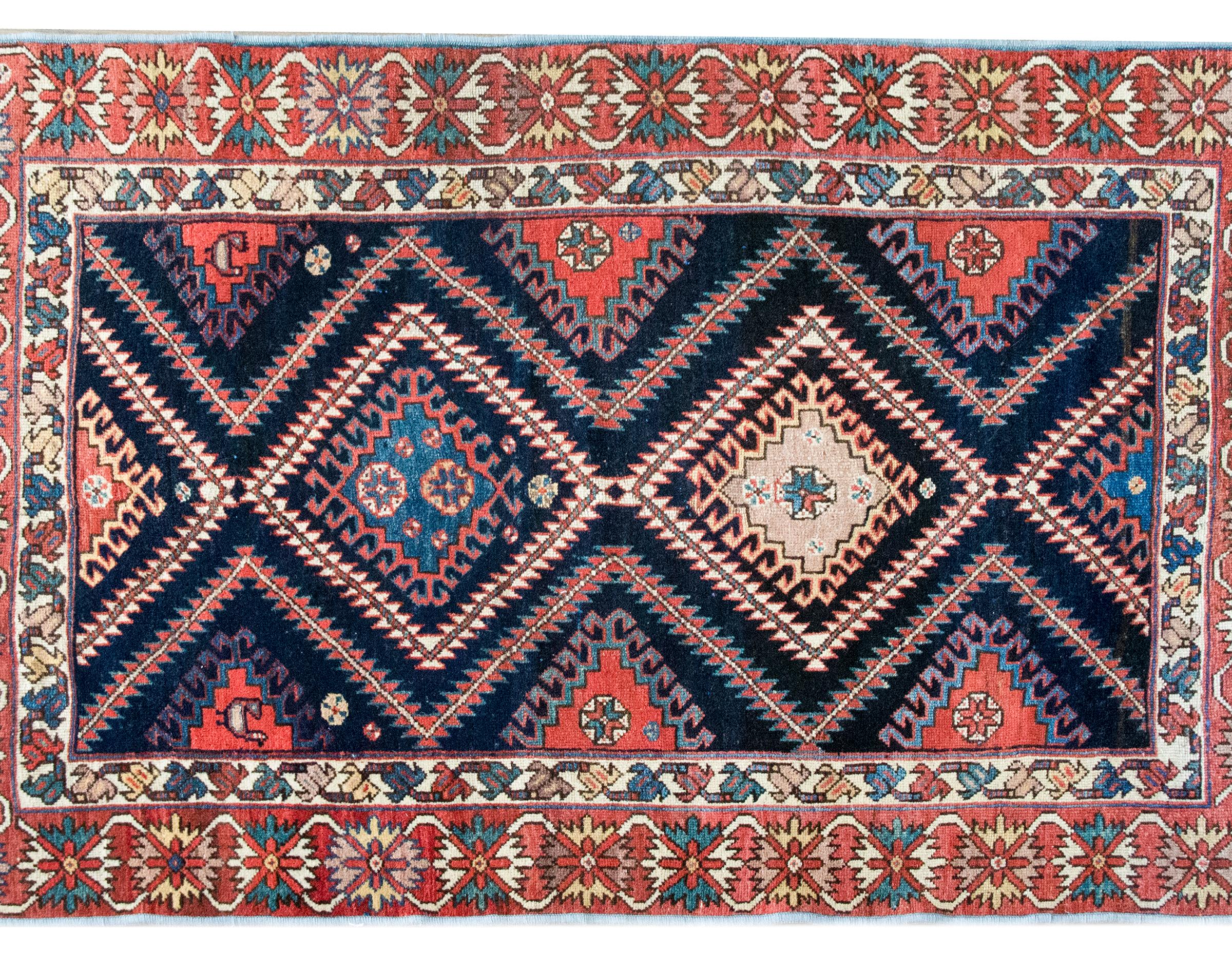 Tribal Tapis persan Bakhtiari du début du 20e siècle en vente
