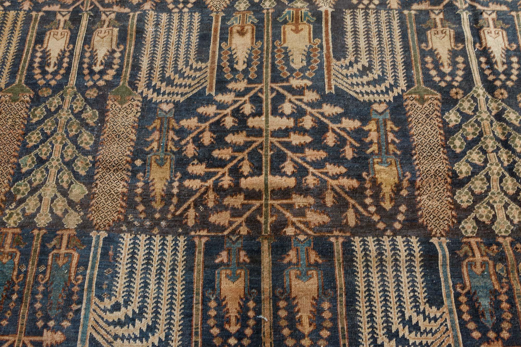 Early 20th Century Persian Bakhtiari Rug In Good Condition For Sale In New York, NY