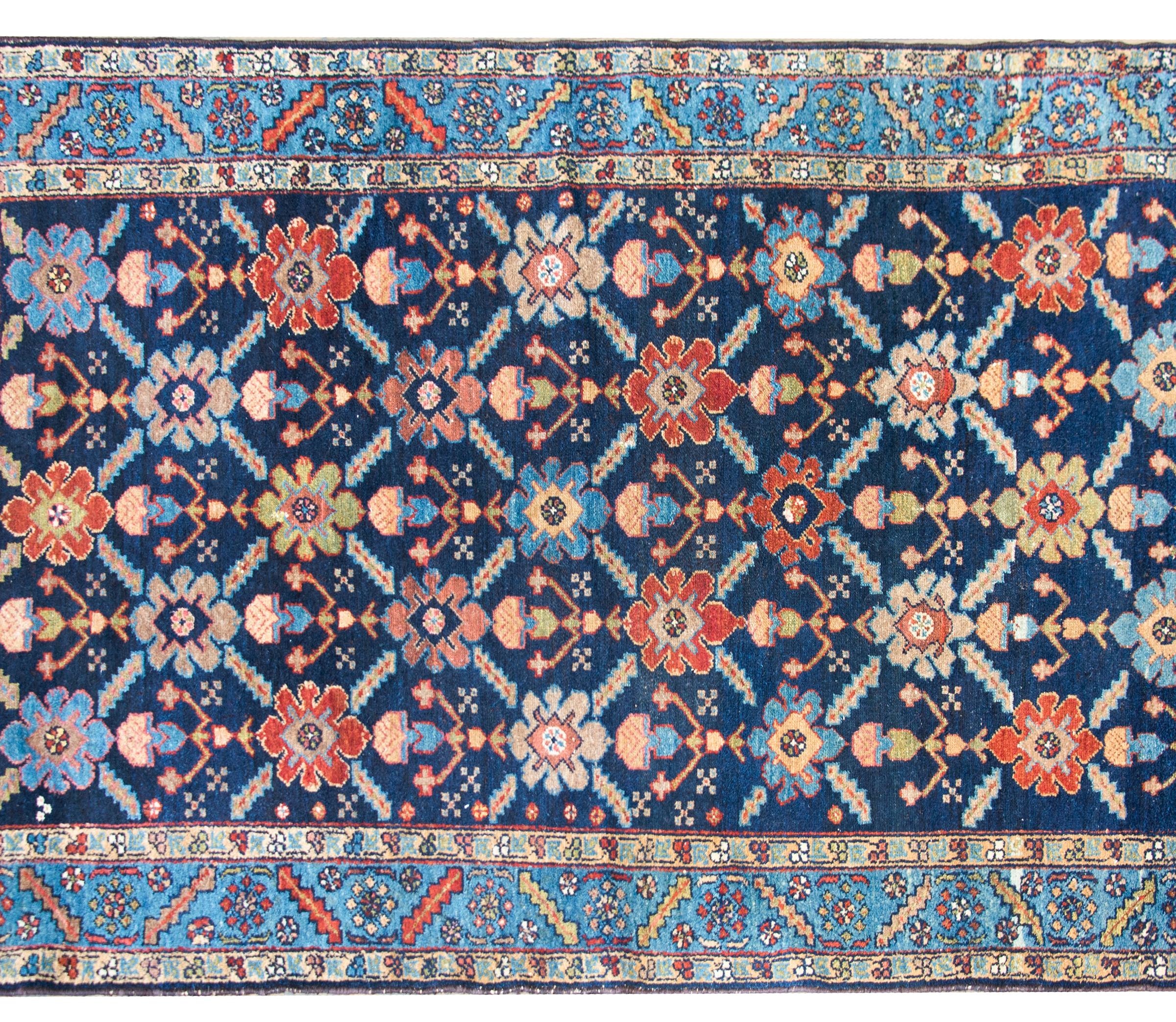 Early 20th Century Persian Bakhtiari Rug In Good Condition For Sale In Chicago, IL