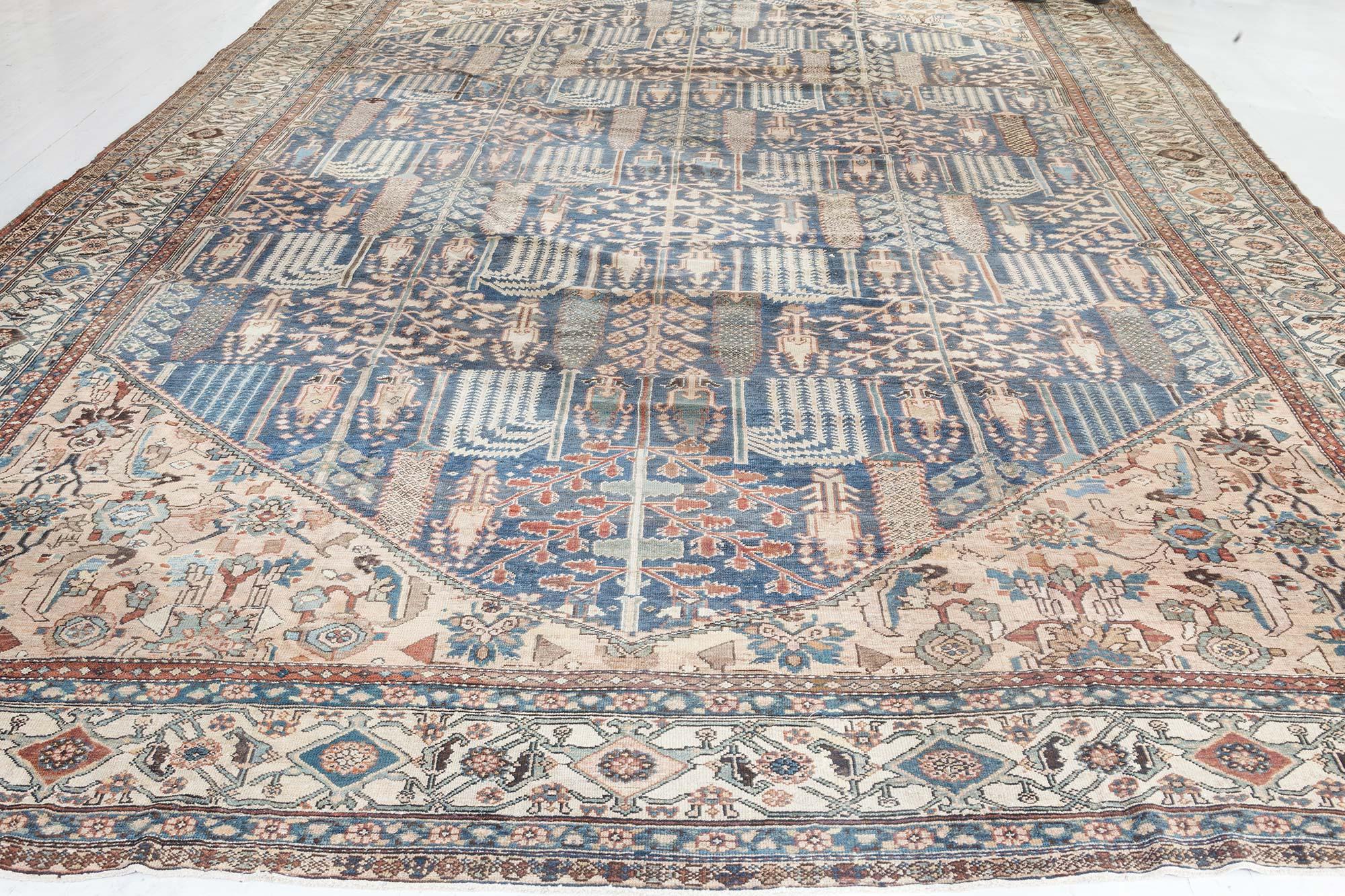 Early 20th Century Persian Bakhtiari Rug For Sale 2