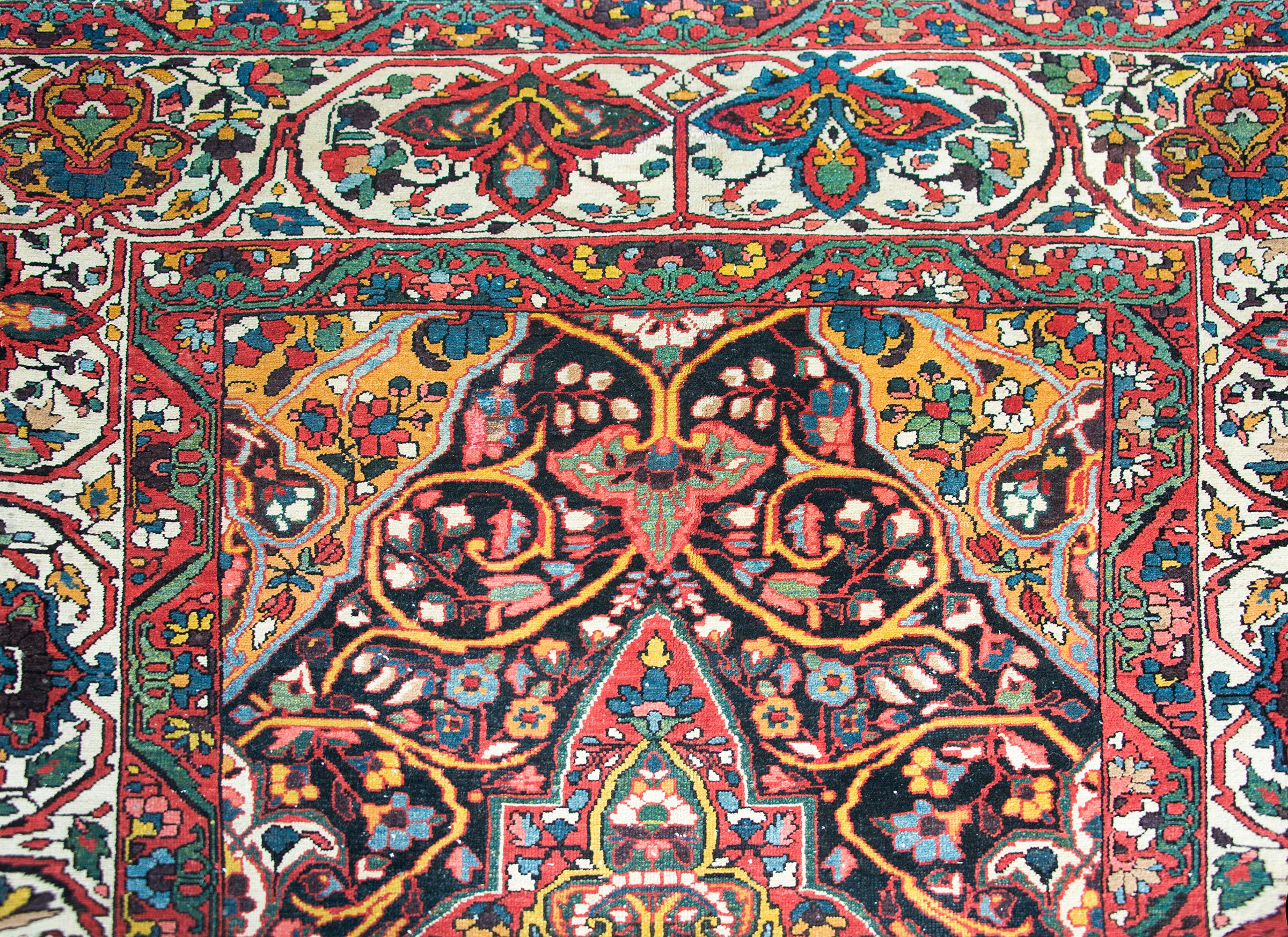 Tapis persan Bakhtiari du début du 20e siècle en vente 1